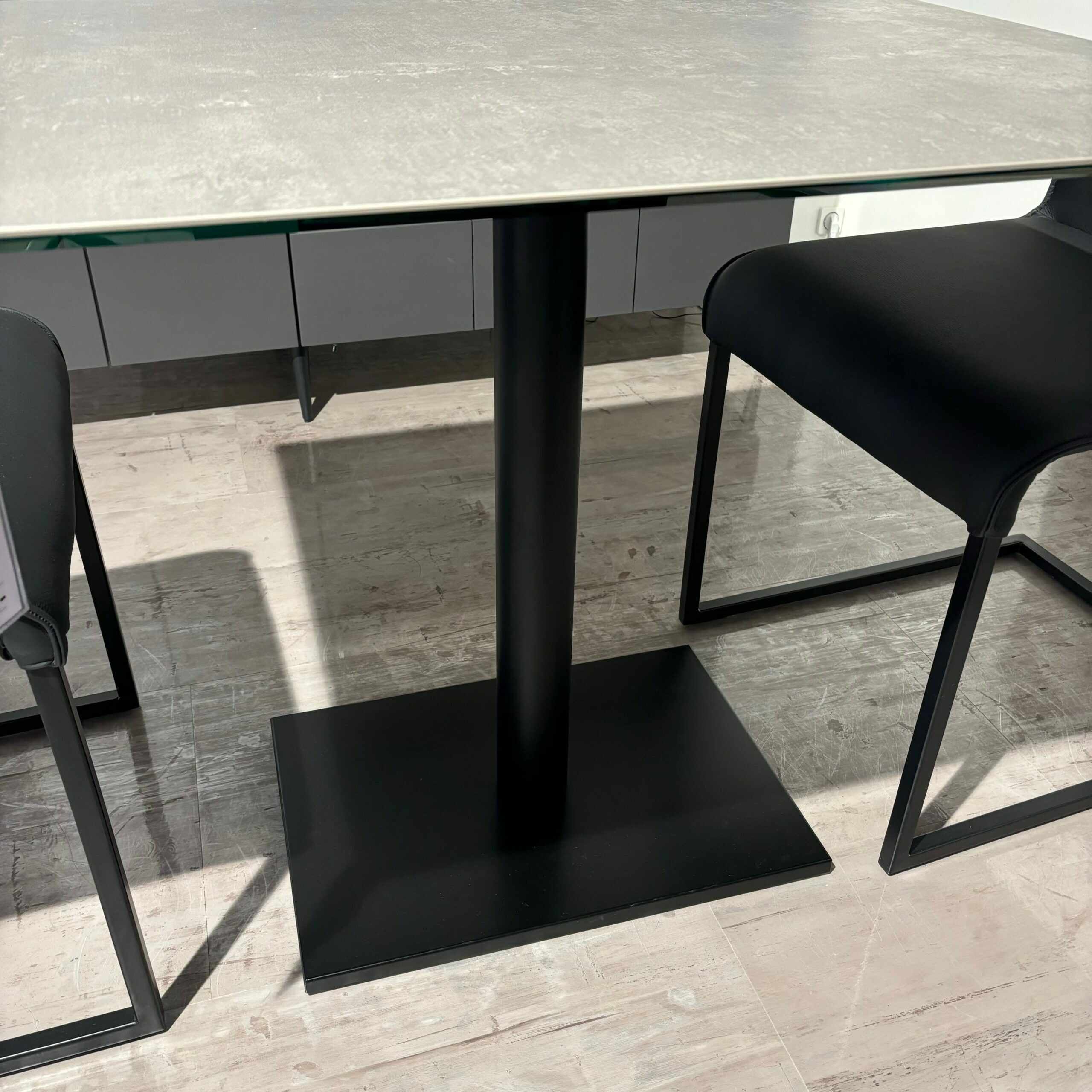 Ronald Schmitt Design - Bistrotisch Bistro P Tischplatte Keramik Focus Piombo Gestell Metall Schwarz  - 2