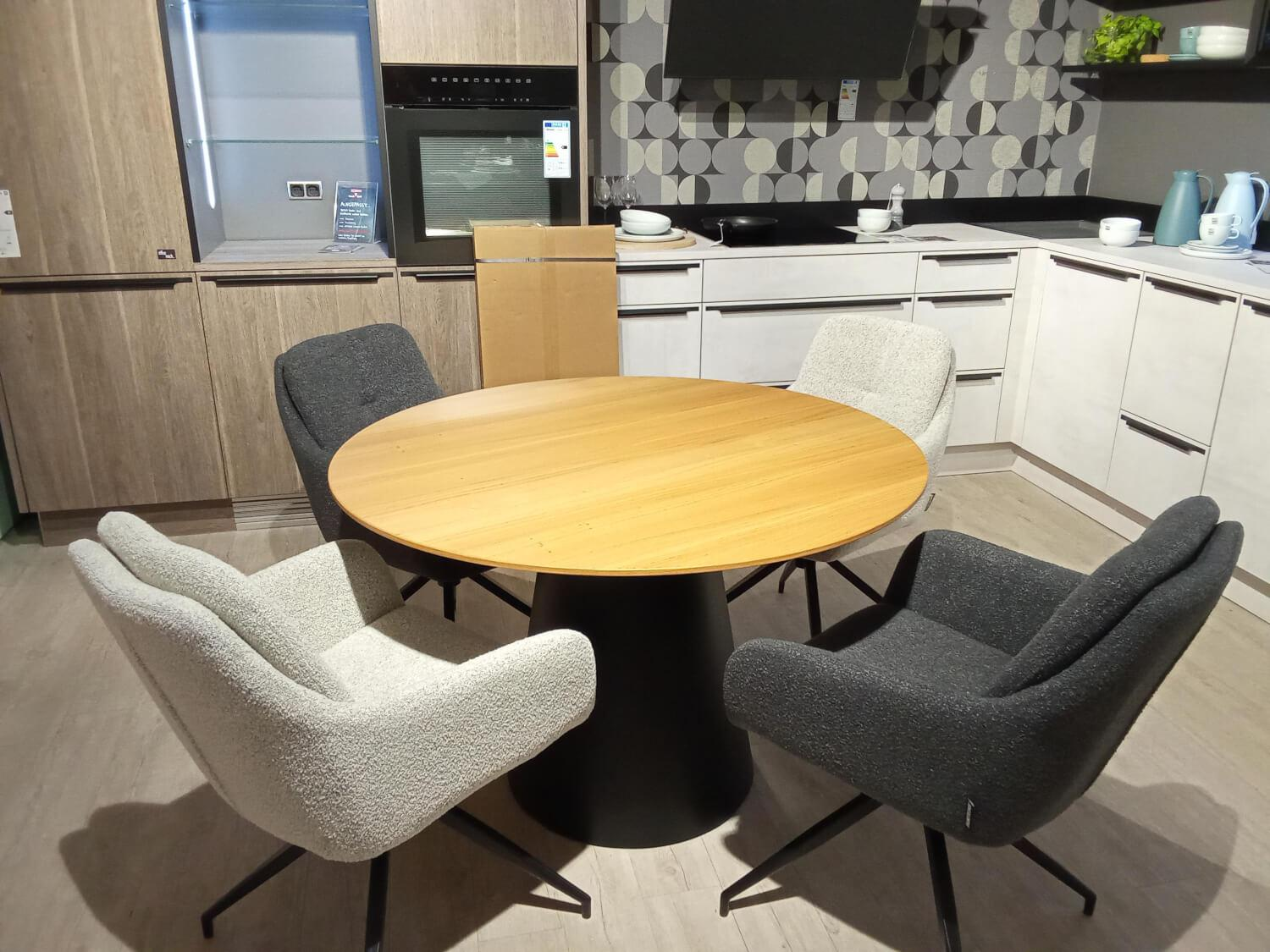Raum.Freunde - Esstisch Ose Platte Wildeiche Furniert Mit Hartwachsöl Finish Kegelsäule Metall Schwarz - 2