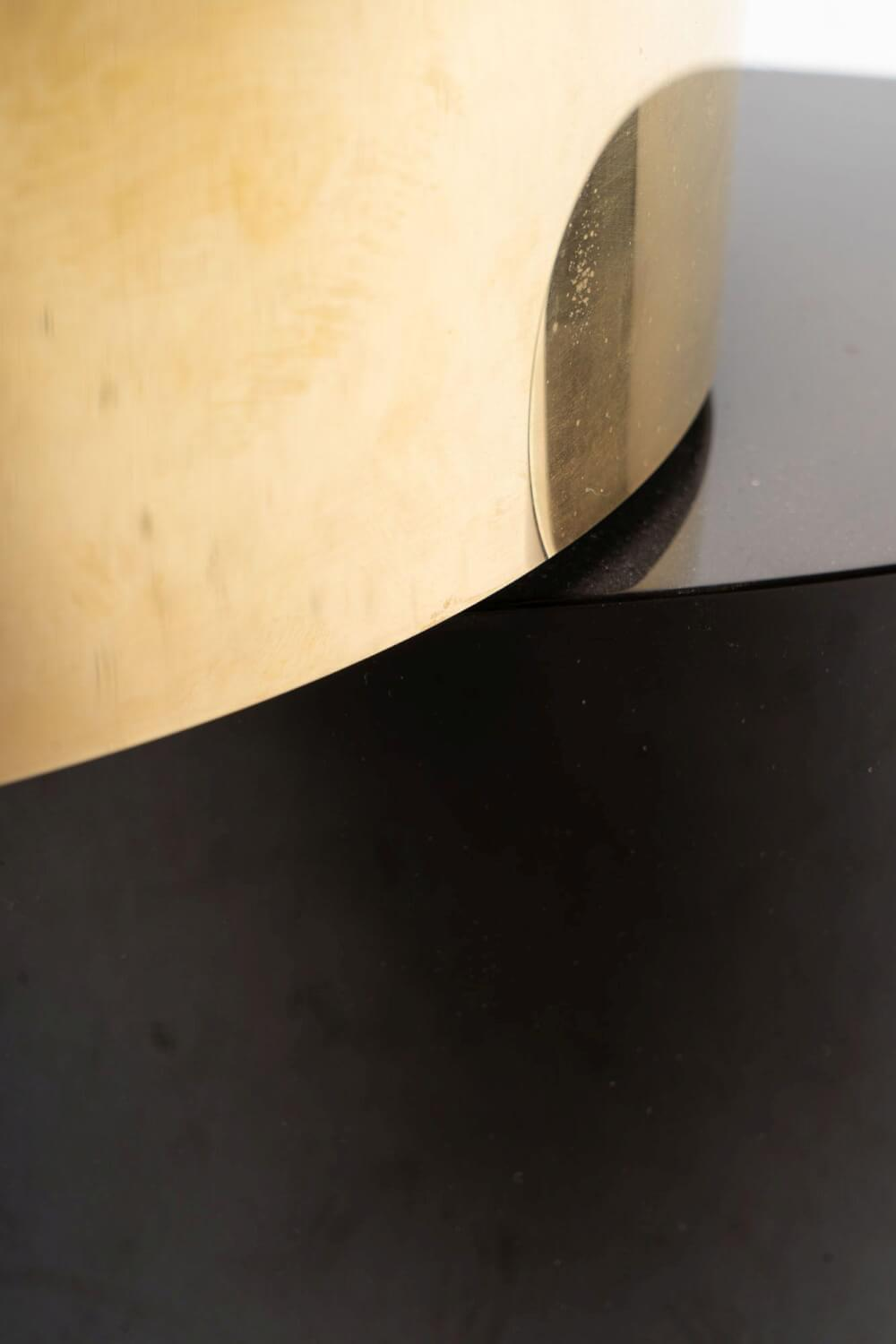 Beistelltisch Benson Platten Aus MDF Obere Platte Rund Metall Mit Gold-Finish Untere Platte Ellipsenförmig Mokkafarbig