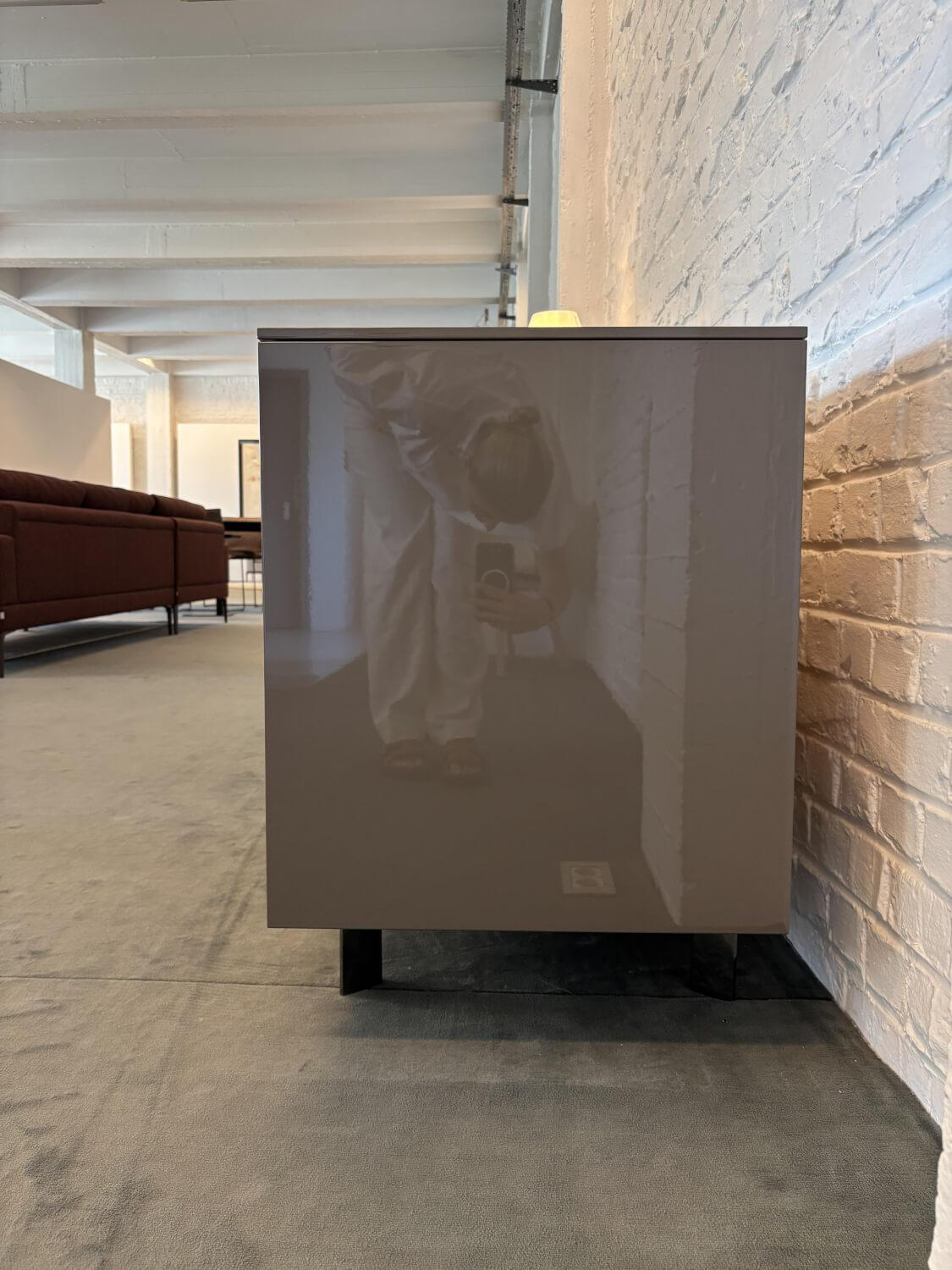 Molteni & C - Sideboard Pass-Word Außen Lack Hochglanz Dolomitgrau Grau Braun Innen Zeder Natur Füße Metall Poliert - 5