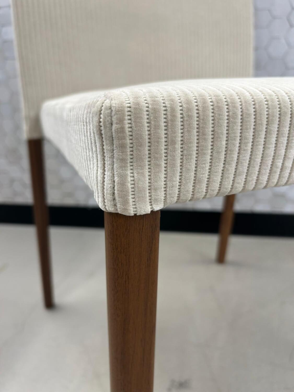 Walter Knoll - 4er Set Stuhl Jason Lite 1900 Stoff Phlox 213 Creme Beige Gestell Nussbaum Mit Splintanteil Inklusive Teflongleiter - 6