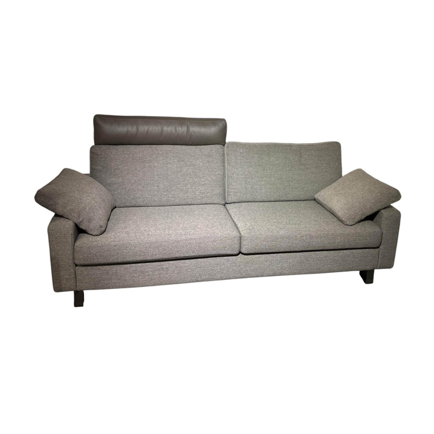 COR - Sofa Conseta Stoff 8079 Taupe Grau Metallkufe Schwarzchrom Inklusive Armkissen Und Kopfstütze Comfort - 1