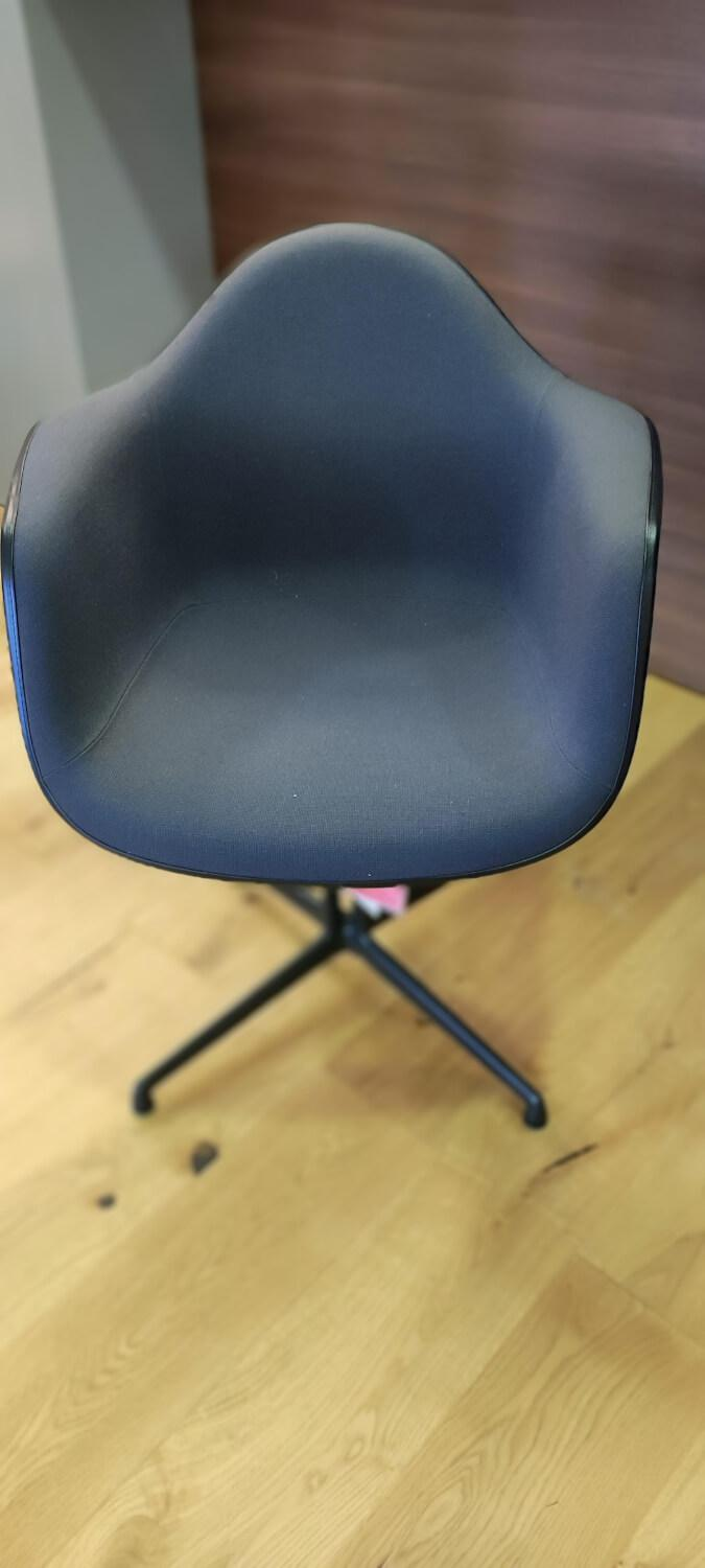 Vitra - Armlehnstuhl Eames Plastic DAL Stoff Hopsak Dunkelgrau Schale Poppy Red Rot Gestell Metall Schwarz - 3