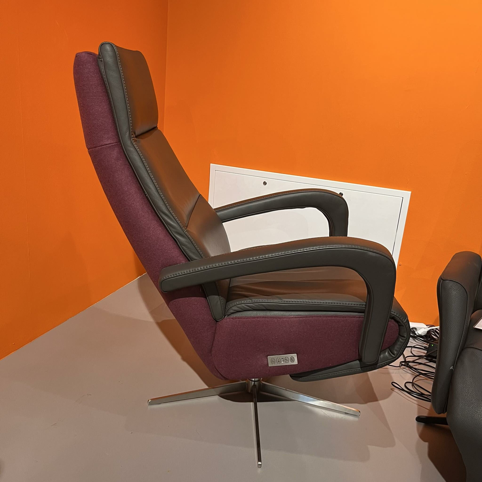 DFM - Relaxsessel Balok Innen Leder Anthrazit Außen Stoff Aubergine Violett Gestell Kreuzfuß Edelstahl Drehbar - 7