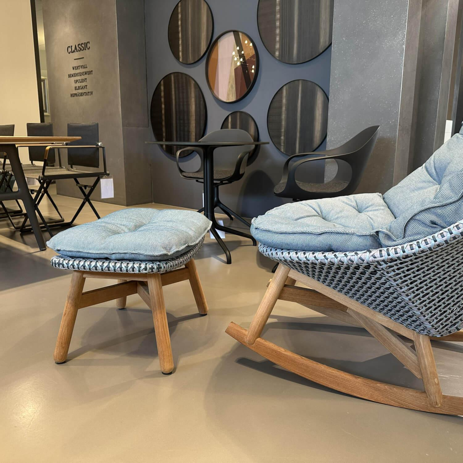 DEDON - Schaukelstuhl MBrace Geflecht Baltic Blau Grau Sitzfläche Stoff MARnori Blau Grau Gestell Teak Mit Hocker - 5