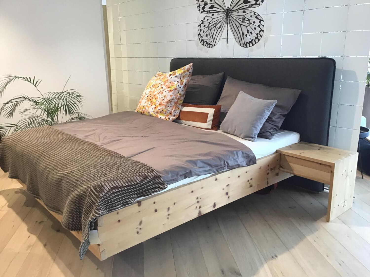Forcher - Bed Tirol Stoffering Loden 2082 Zwart Frame Hout Swiss Pine Ruw Geschuurd Met nachtkastjes En Matras - 2