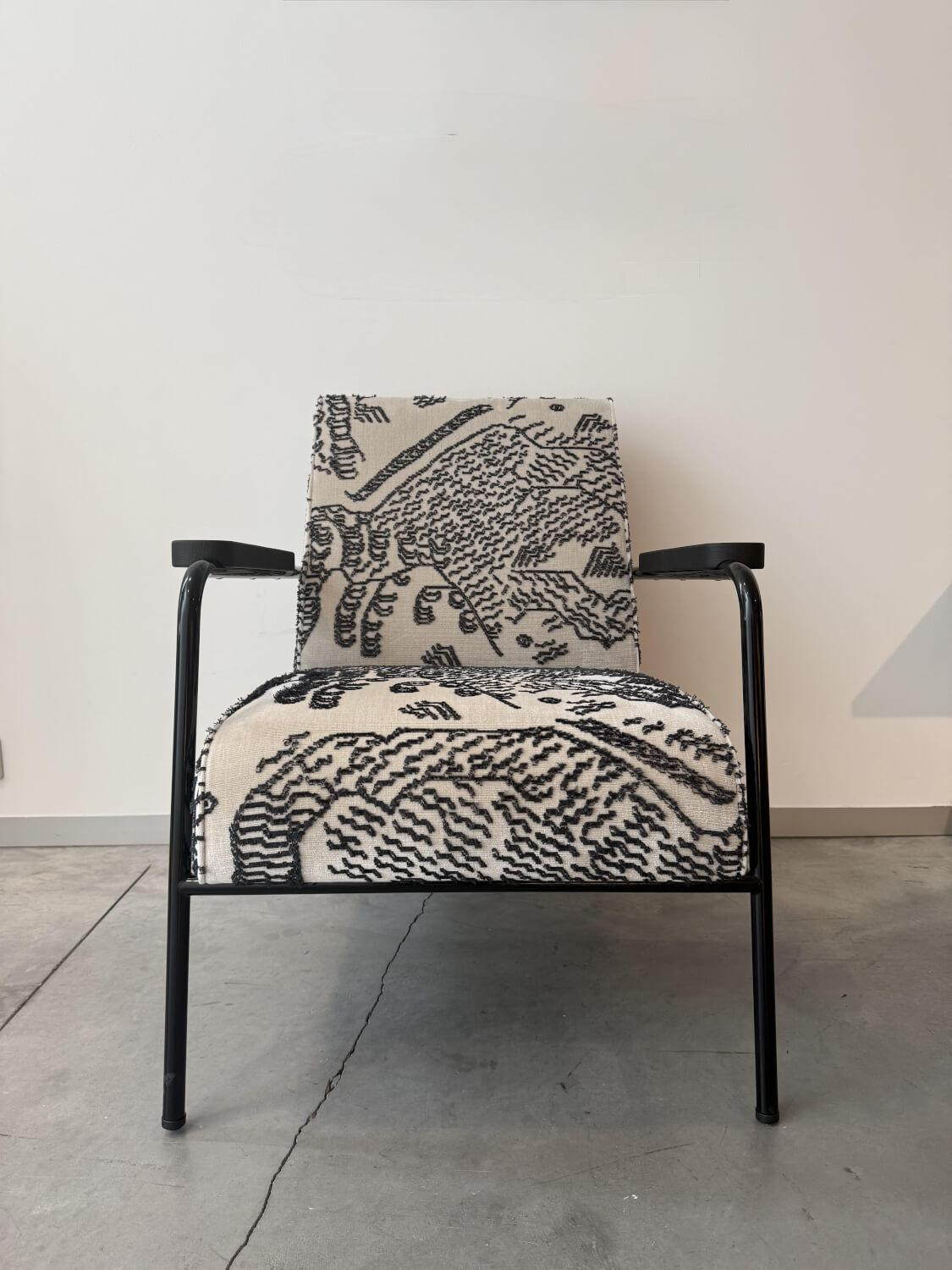 Vitra - Sessel Fauteuil de Salon Stoff Tiger Mountain Gemustert Schwarz Weiß Gestell Tiefschwarz Armlehne Eiche Dunkel - 5