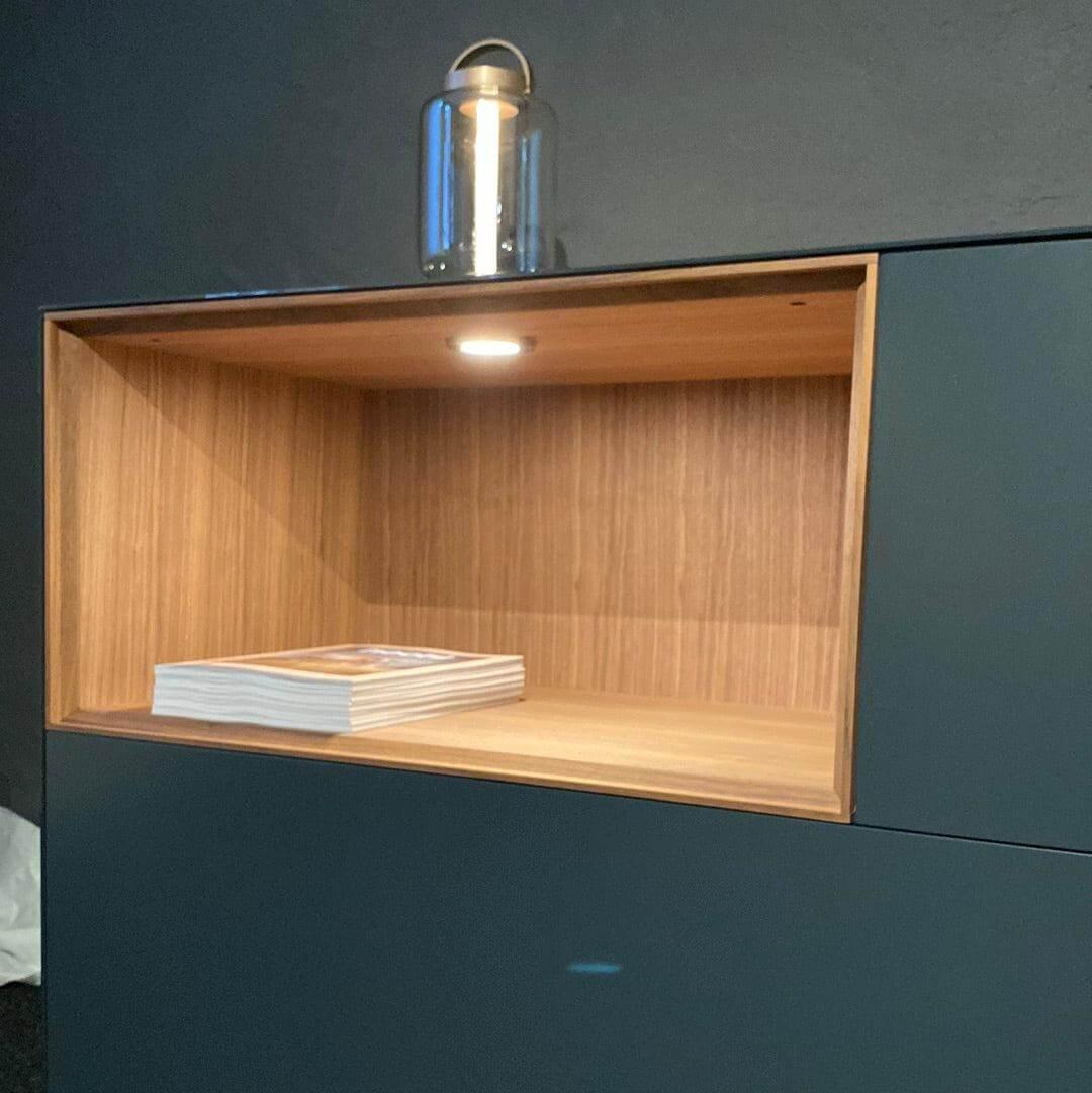 Formeins - Sideboard F10 Mattlack Korpus Sky Grau Front Lava Blaugrau Offenes Fach Nussbaum Ohne Lampe - 3