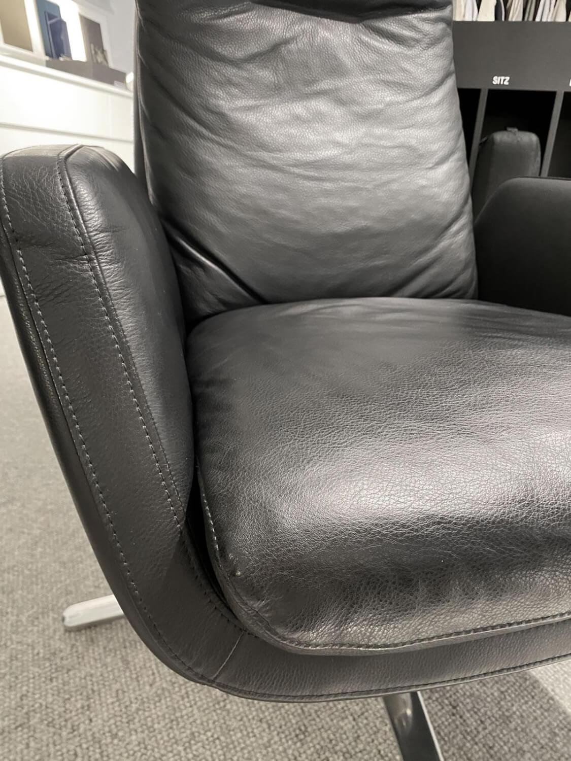 COR - Drehsessel Cordia Leder 286 Schwarz Gestell Aluminium Poliert mit Hocker - 5