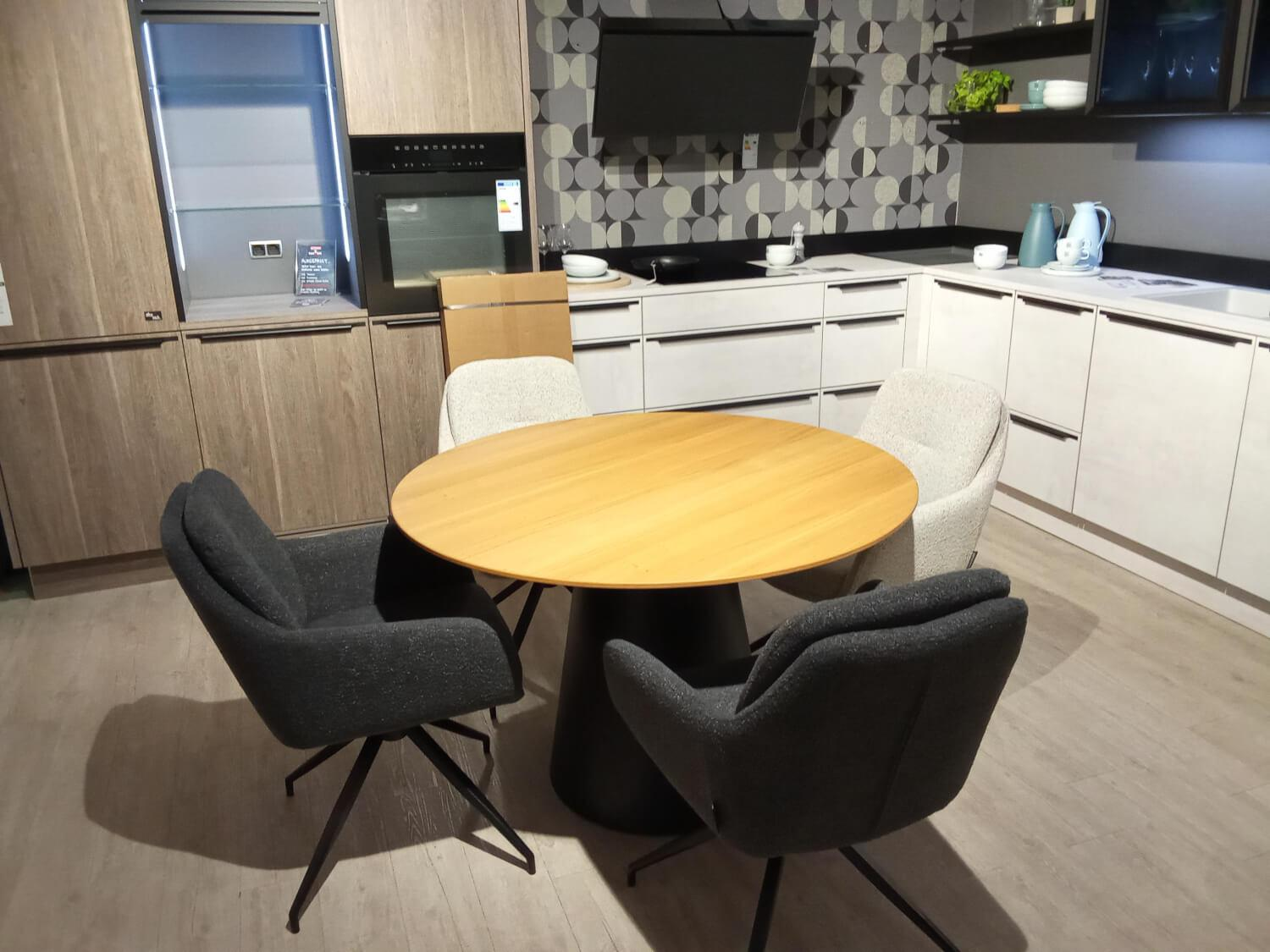 Raum.Freunde - Esstisch Ose Platte Wildeiche Furniert Mit Hartwachsöl Finish Kegelsäule Metall Schwarz - 4