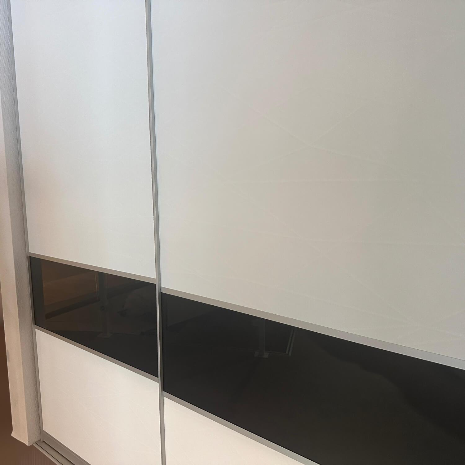 Raumplus - Schiebetürenschrank Front Weiß Matt Strukturiert Korpus Grau Mit Hochwertiger Inneneinteilung - 9