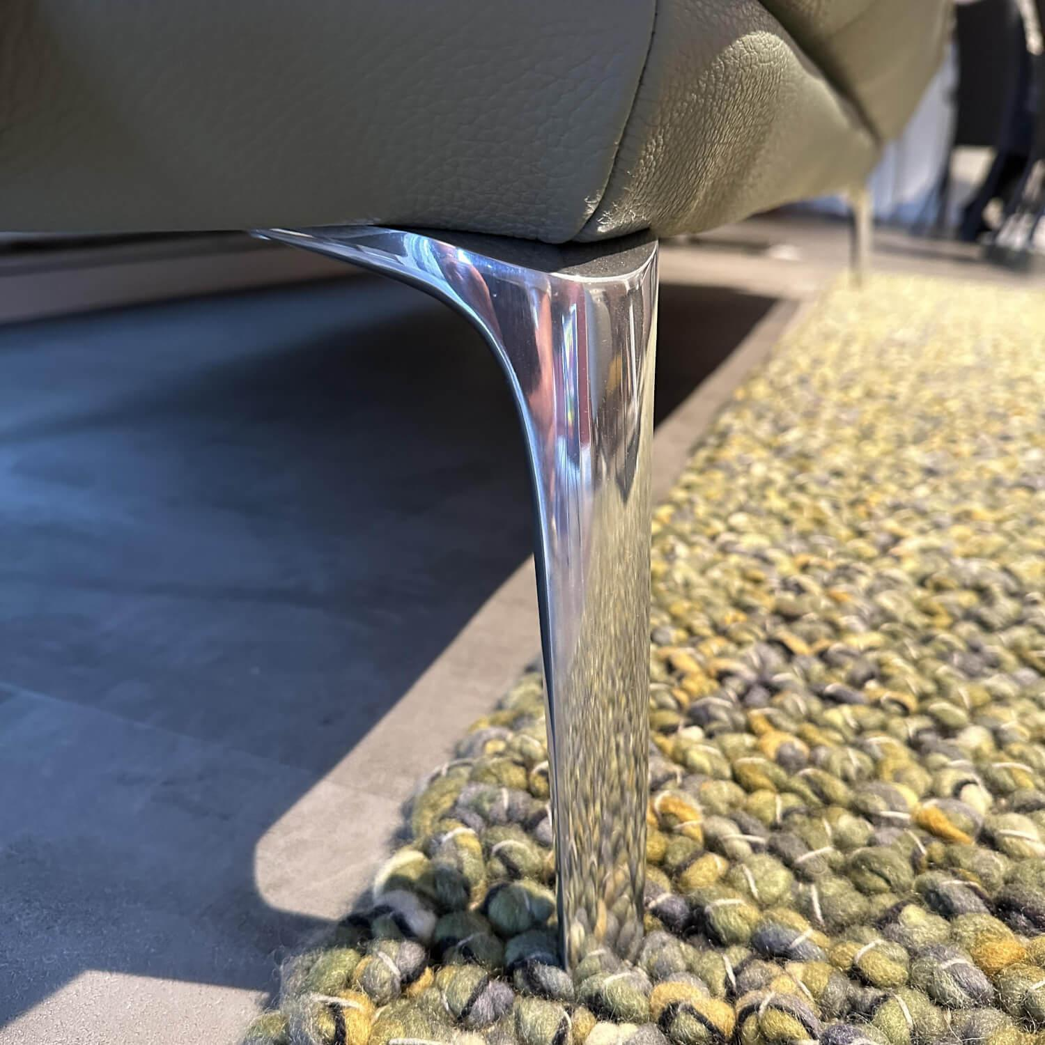 Sofa Lindo Bezug Leder Senso 6110 Olivine Graugrün Füße Aluminium Poliert