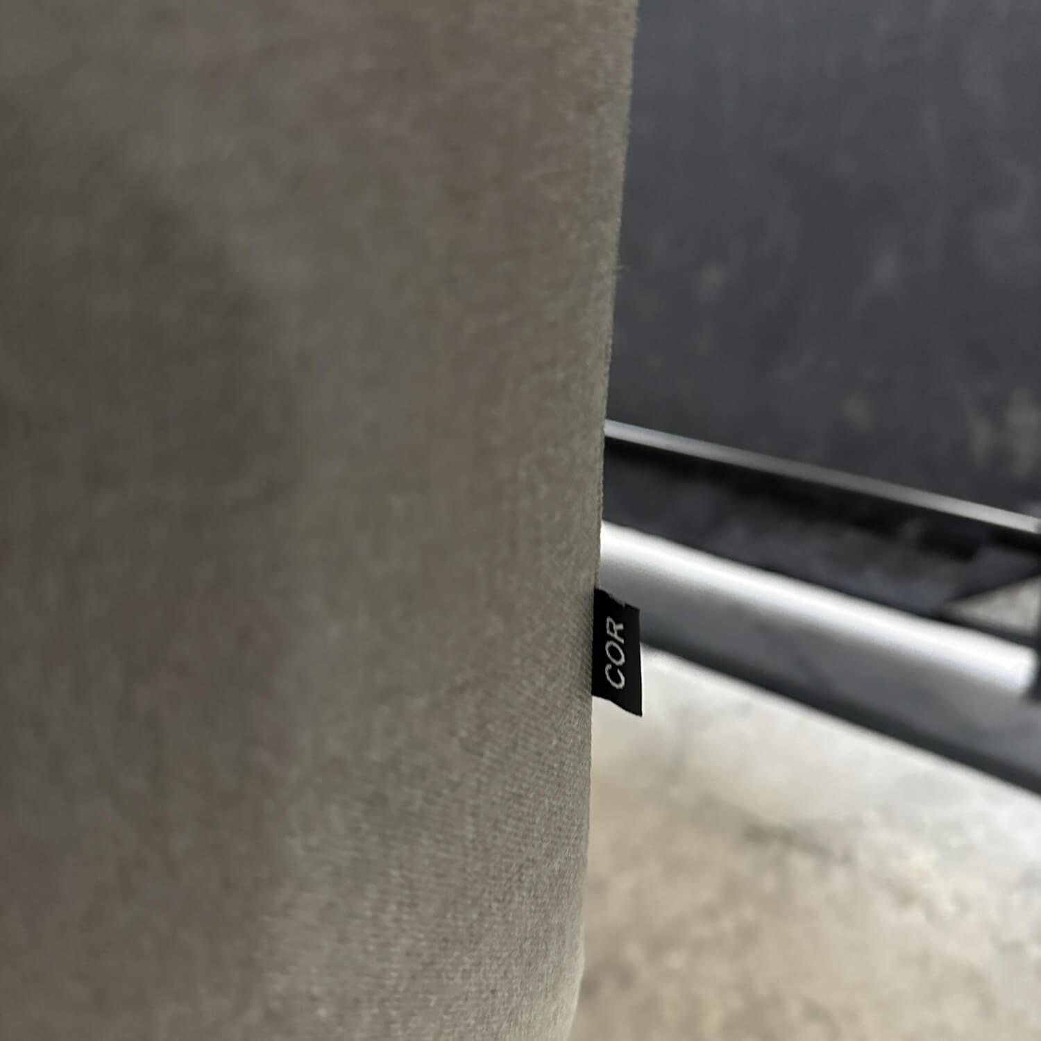 COR - Ecksofa Mell Lounge Stoff 7209 Beton Grau Fußrahmen Verchromt Mit Filzgleitern Inklusive 2 Rückenkissen - 4
