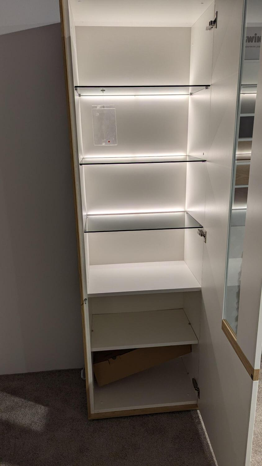 Gwinner - Display cabinet Calea lacquer silk matt white accents wild oak natural With LED lighting - 3