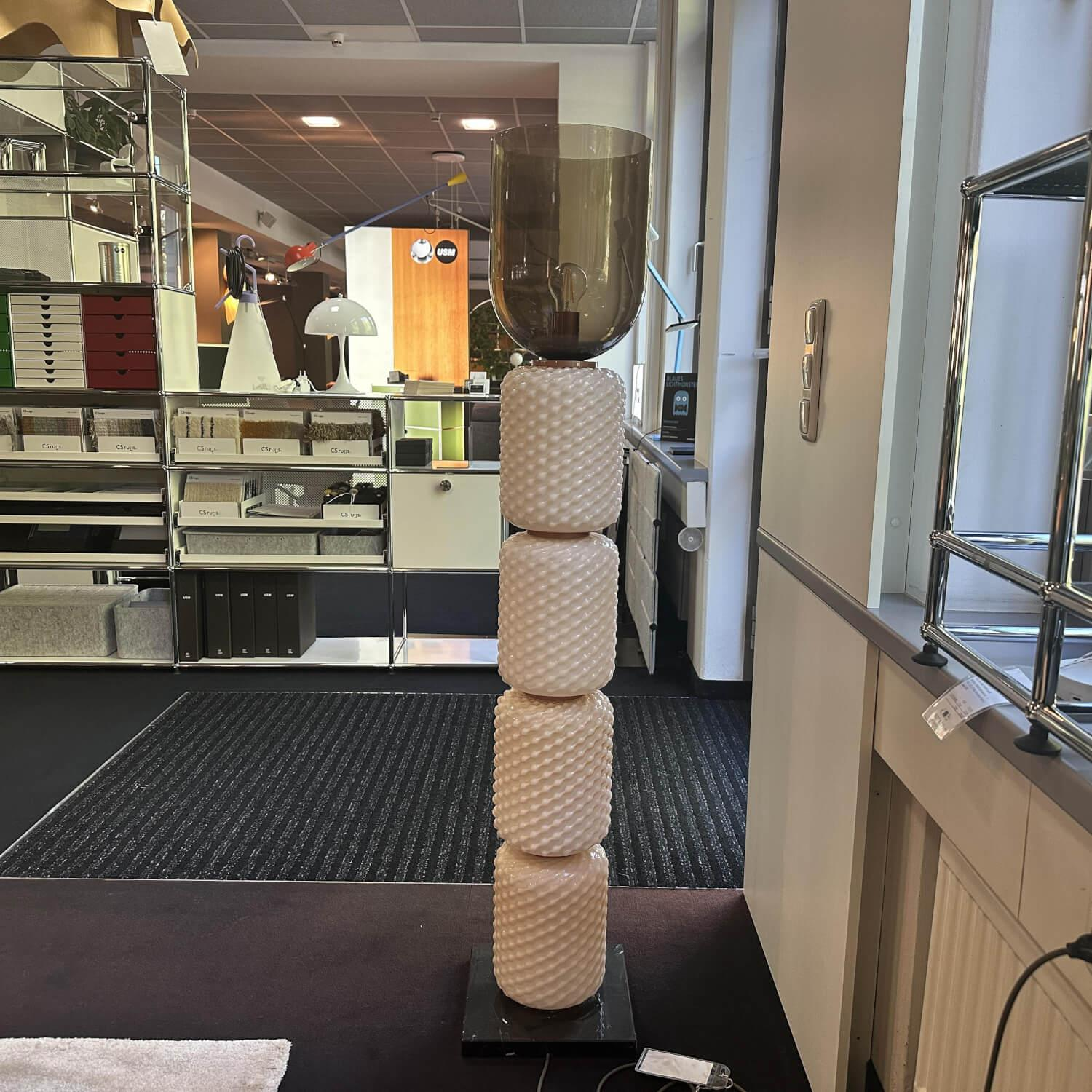 Cassina - Stehleuchte Ficupala Schirm Glas Schlamm Braun Gestell Glas Rosa Fuß Marmor Nero Marquina Schwarz - 3