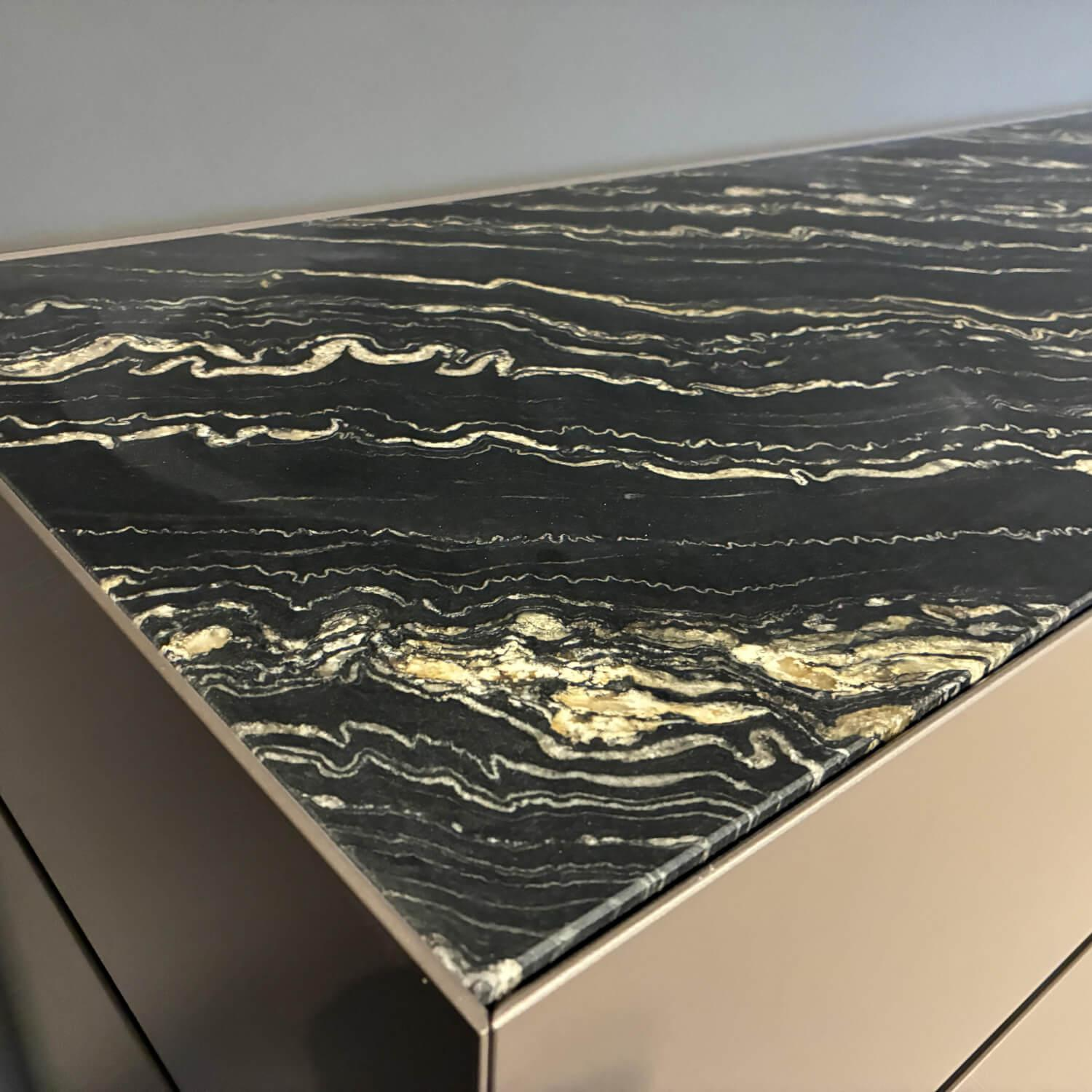 Interlübke - Sideboard Cube Bold Lack M10 Bronze Metallic Abdeckplatte Quarz Tropical Storm O64 Schwarz - 6