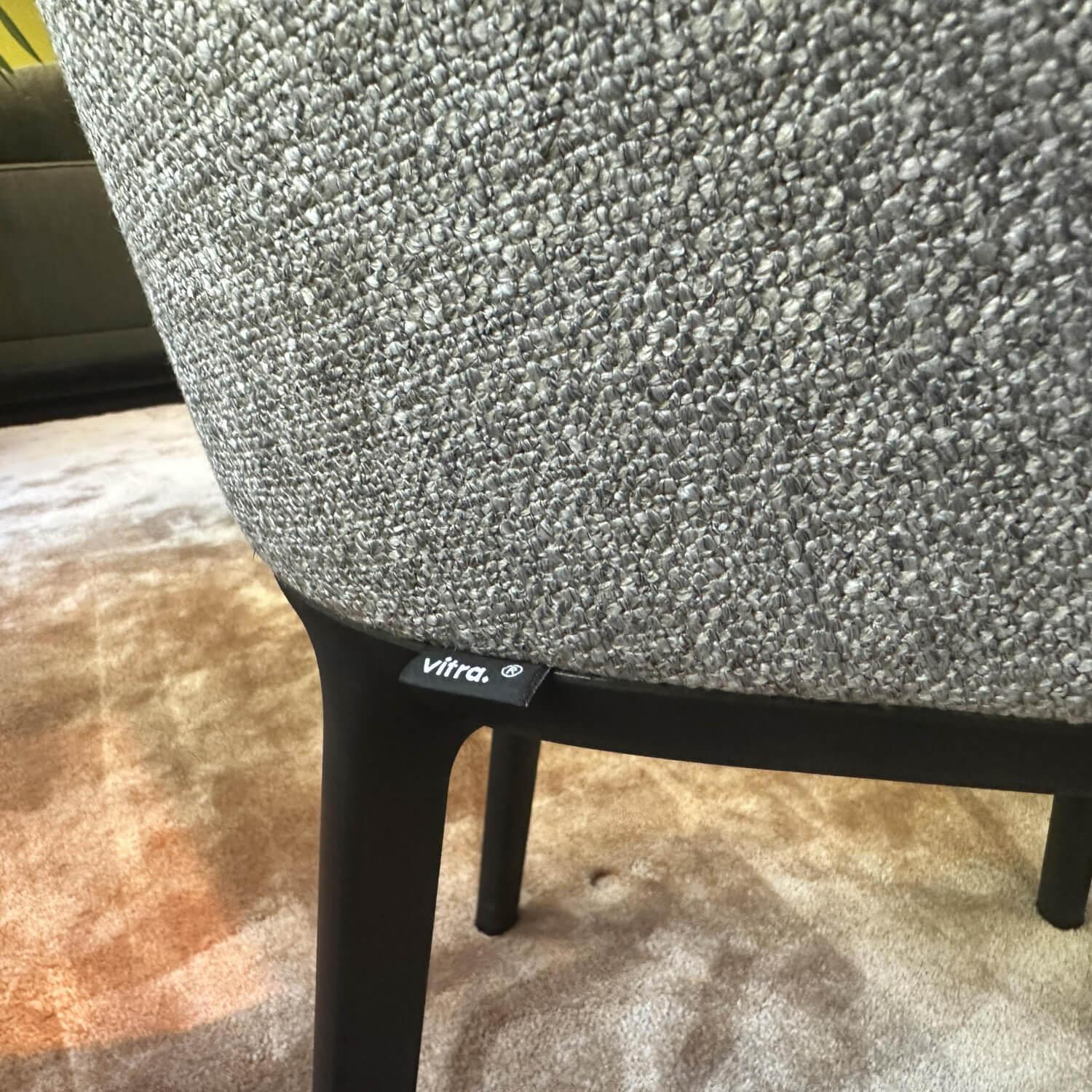 Vitra -  4er-Set Armlehnstuhl Softshell Stoff Savanna Grau Vierbeingestell Kunststoff Basic Dark Schwarz - 5