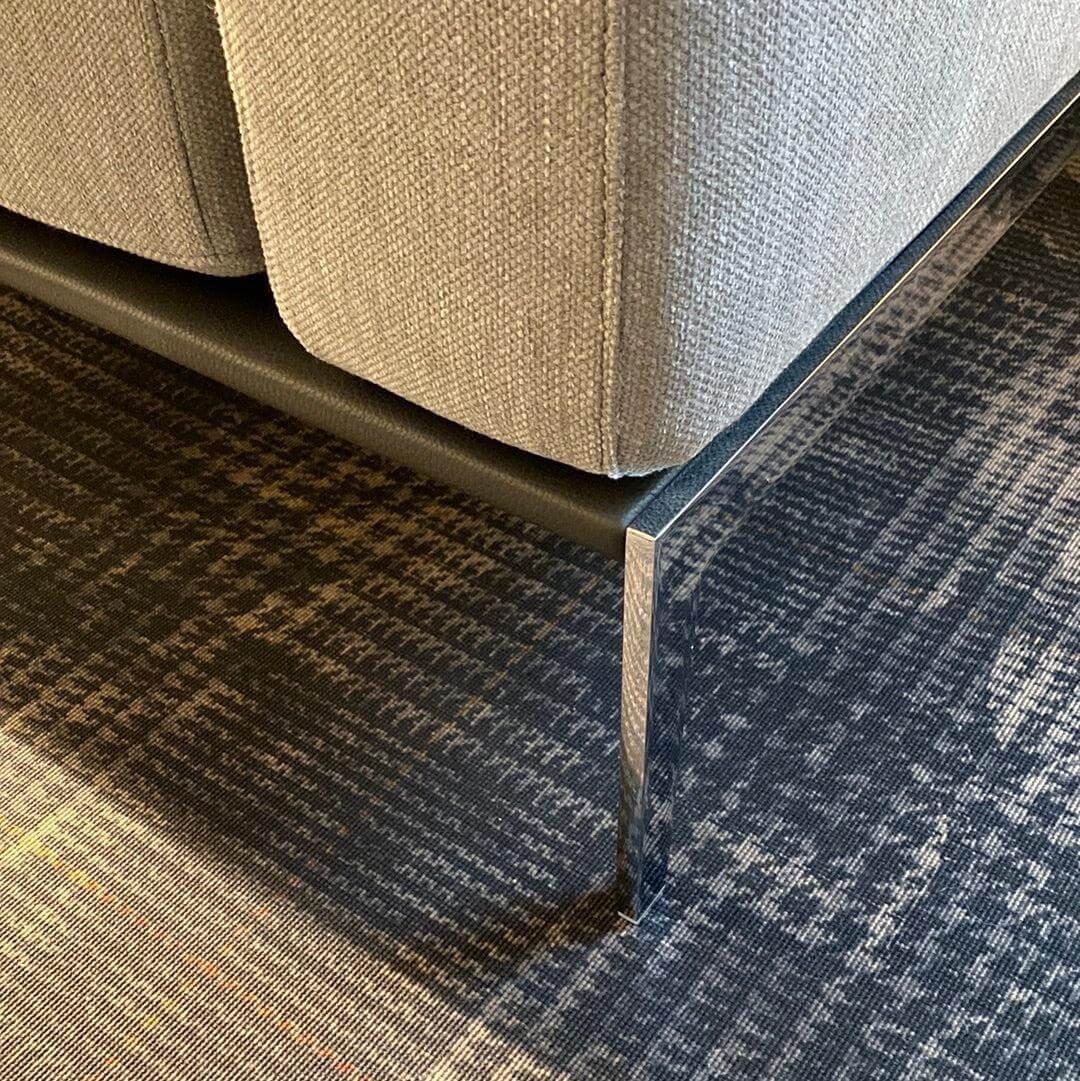 Eigene Herstellung - Sofa Piu Bezug Stoff Carla Hellgrau Unterbau Leder Rancho Anthrazit Gestell Chrom Glanz - 6