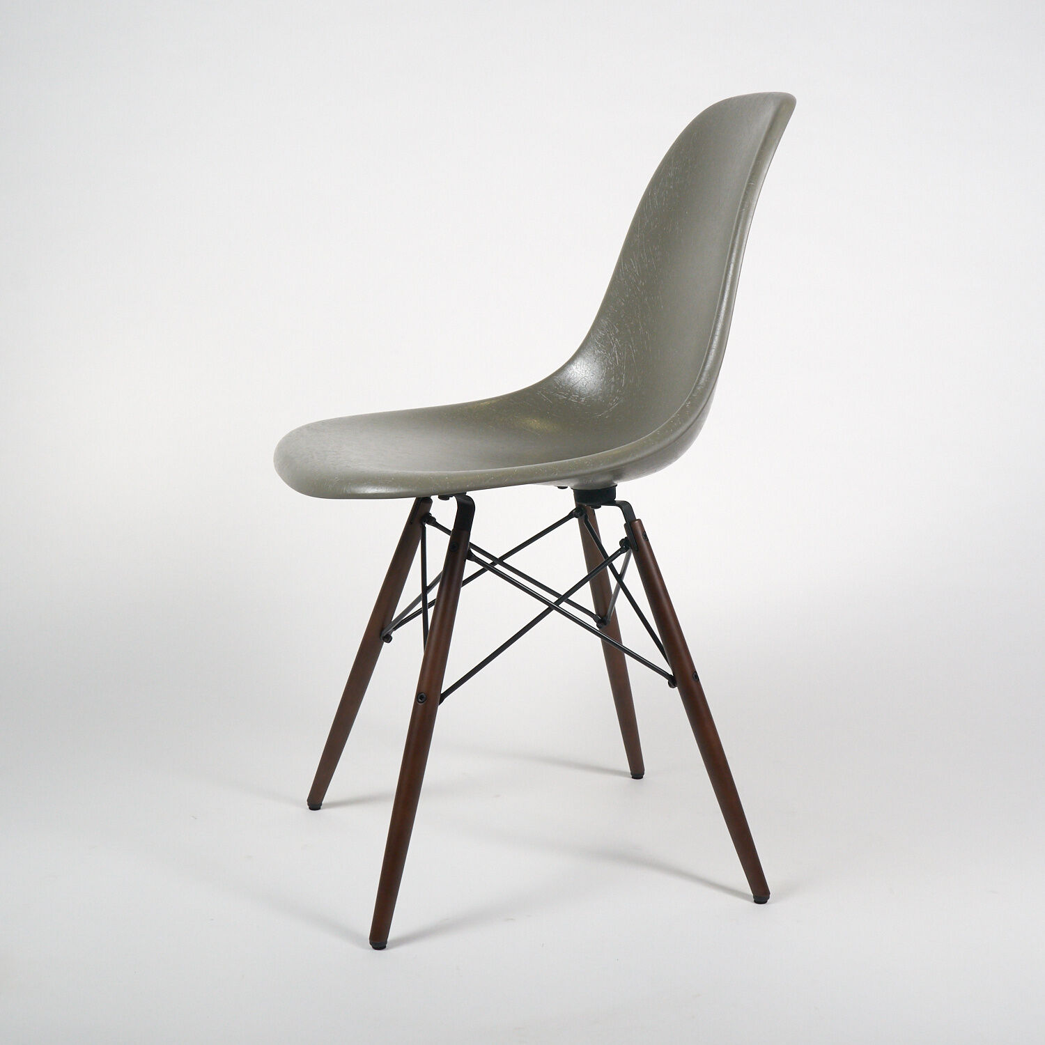 vitra-stuhl-eames-fiberglass-side-chair-dsw-raw-umber-grau-holzgestellt-ahorn-dunkel-mf-0004558-001-4