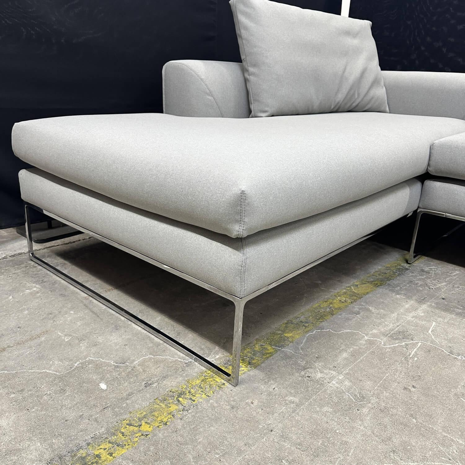 COR - Ecksofa Mell Lounge Stoff 7209 Beton Grau Fußrahmen Verchromt Mit Filzgleitern Inklusive 2 Rückenkissen - 3