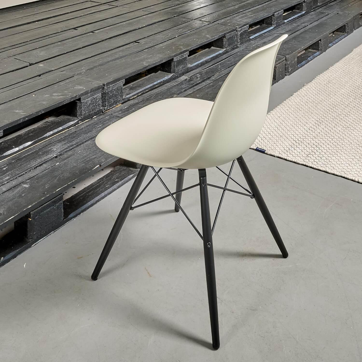 2er-Set Eames Plastik Side Chair DSW Sitzschale Kunststoff Kieselstein Gestell Ahorn Schwarz Lackiert
