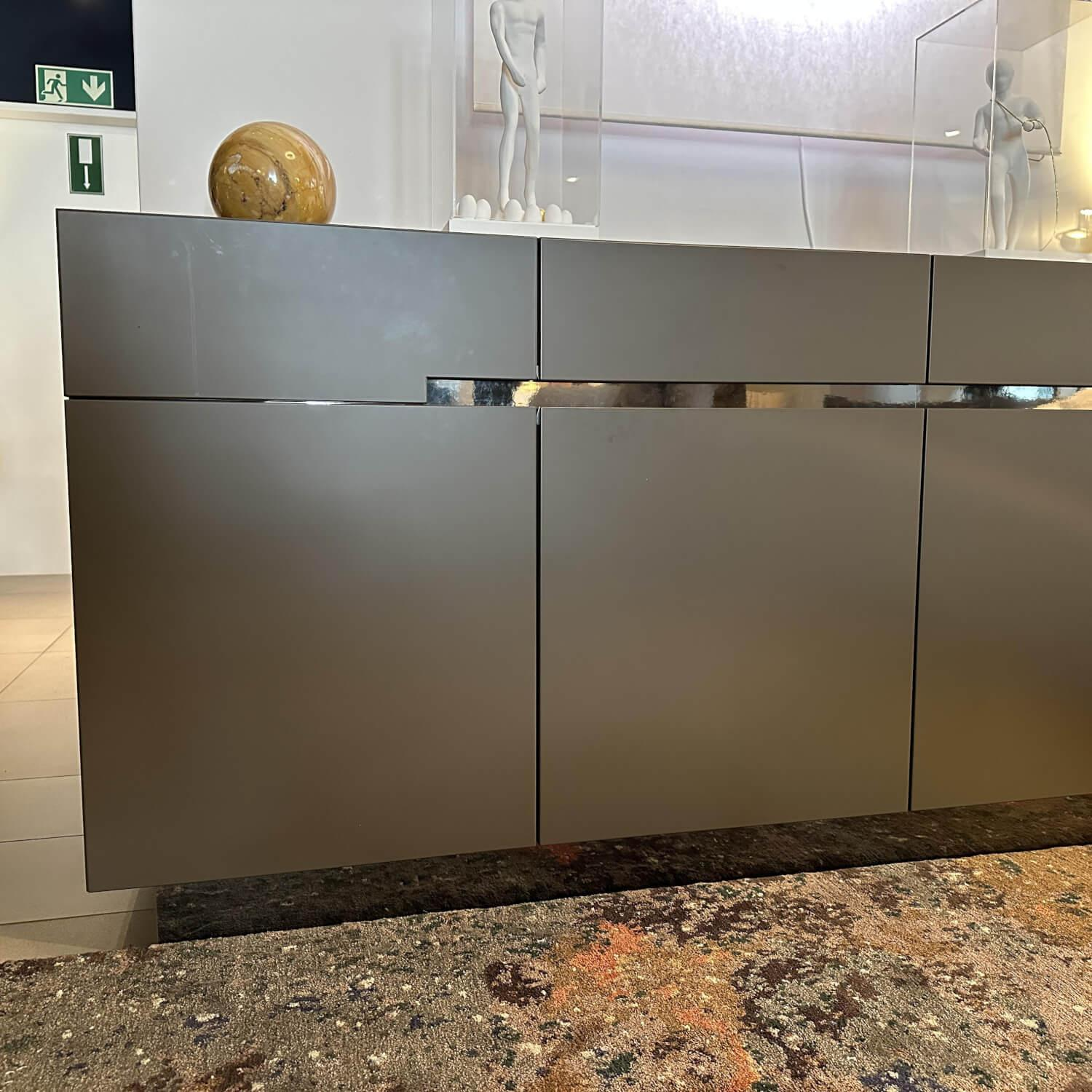 Christine Kröncke - Sideboard GAP Lack Terra Grau Braun Matt Mit Griffmodulen Chrom - 5