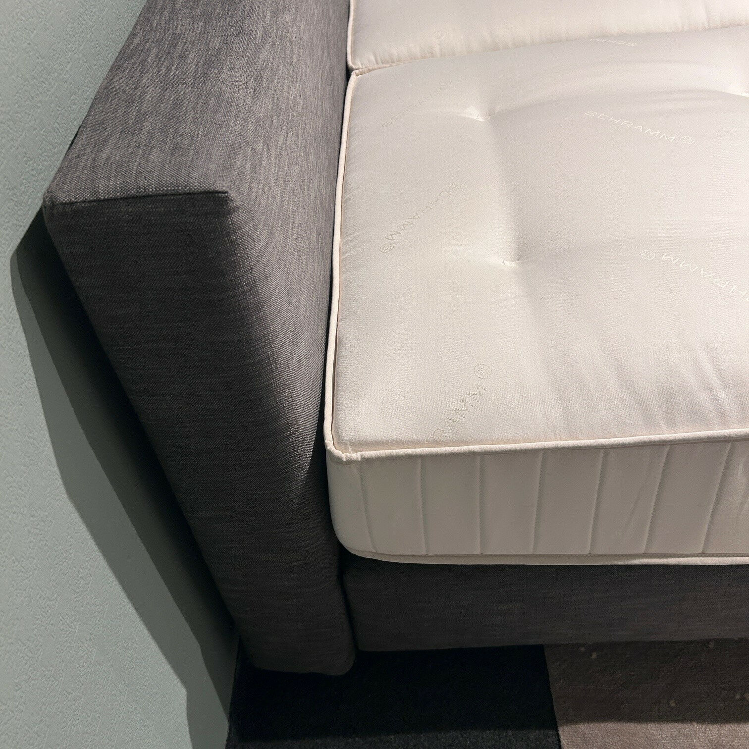 Schramm - Bett Cube Limited Edition Stoff Lino-2230 Grau Fuß Schwarze Blindfüße mit 2 Matratzen - 6