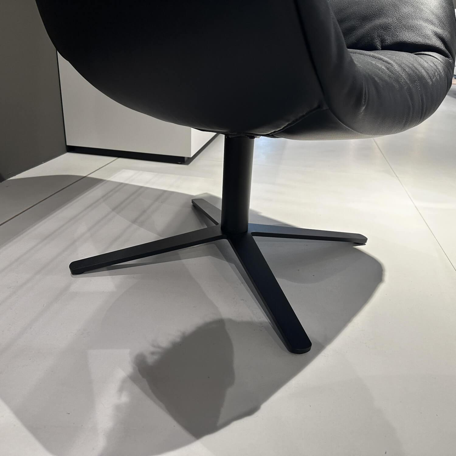Freifrau - Lounge Chair Leya Cocktail Leder Sahara Ebony 60009 Schwarz Fuß Kreuzgestell Feinstruktur Matt Tiefschwarz Schwarz - 5