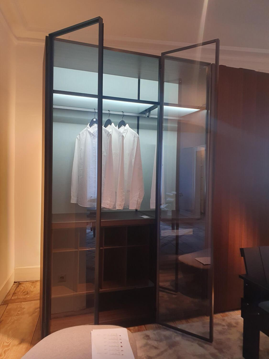 Porro - Schranksystem Storage Iron Front Glas Und Eucalyptus Furnier Korpus Melamin Eucalyptus - 3