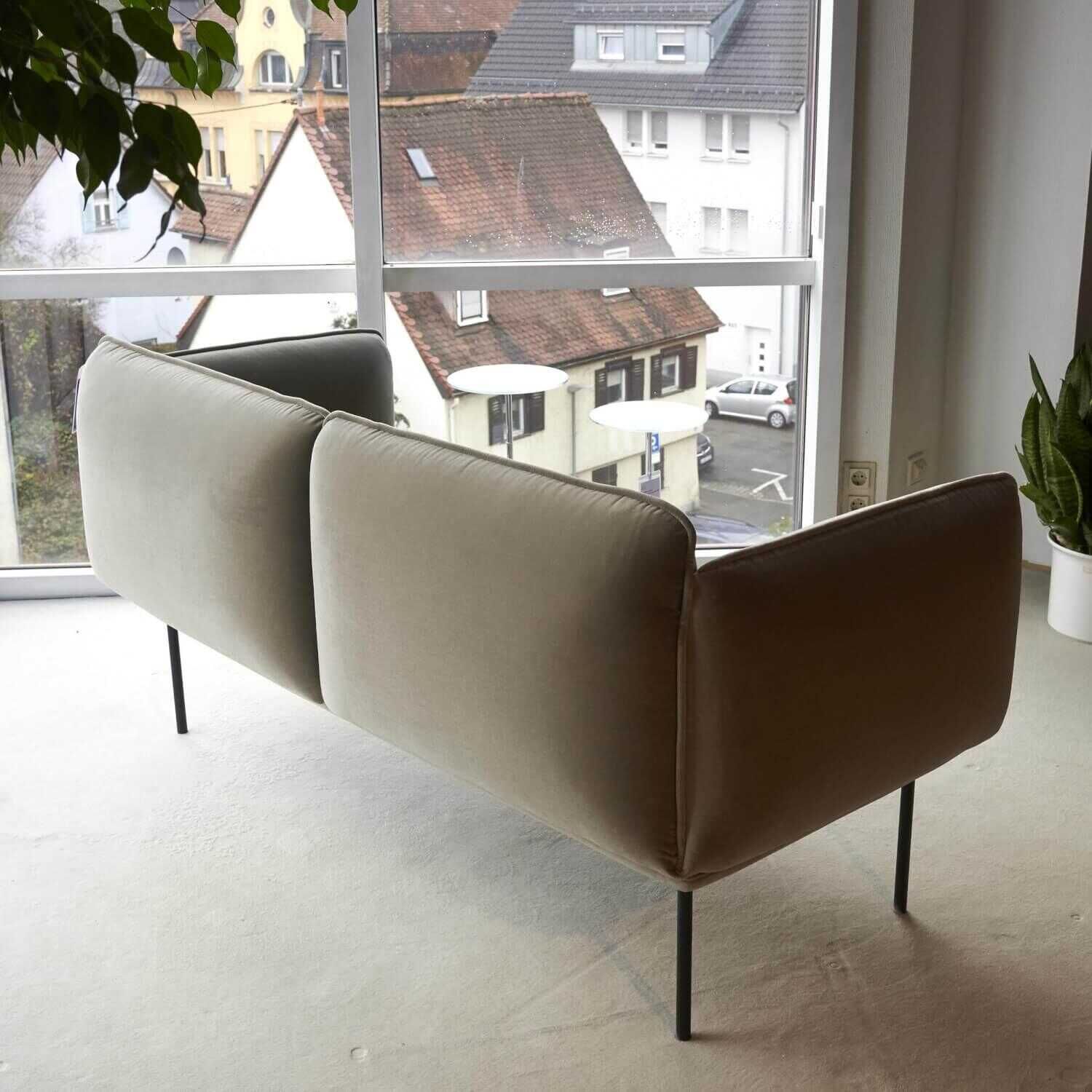 Sofa 2-Sitzig Nakki Stoff Kvadrat Grau Füße Metall Mit Hocker