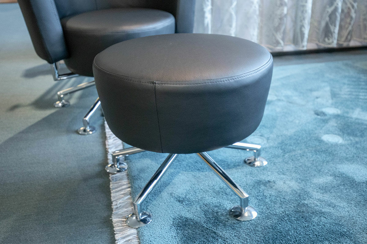 COR - Sessel Circo Leder Napoli Schwarz Gestell Chrom mit Hocker - 4