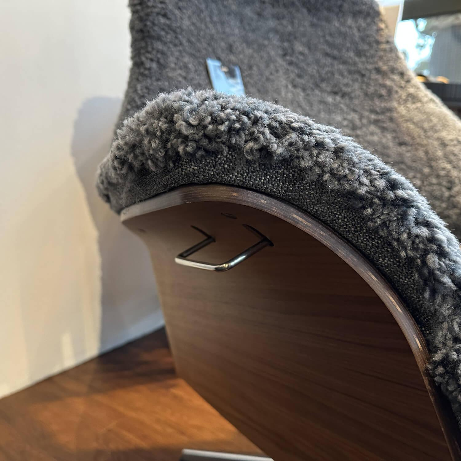 Conform - Sessel Air Schaffell D Charcoal Grau Schale Walnuss Lackiert Fuß Aluminium Inklusive Hocker - 7