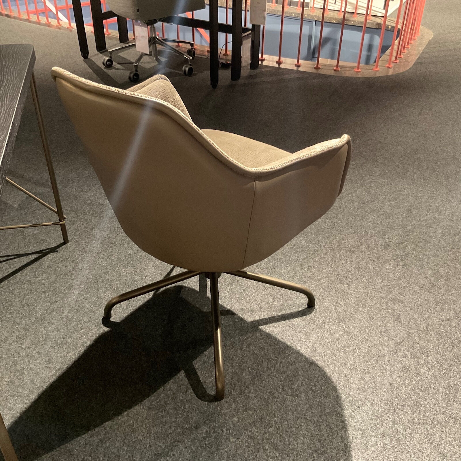 Christine Kröncke - Armlehnstuhl Sophie Moover Stoff Cozy 022 Taupe Beige Außen Leder Belsoave Stone Beige Drehgestell Rauchbraun - 7