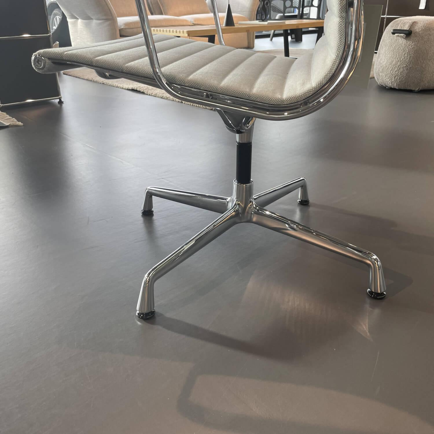 Aluminium Chair EA108 drehbar mit Armlehnen Stoff Hposak Eisblau Elfenbein