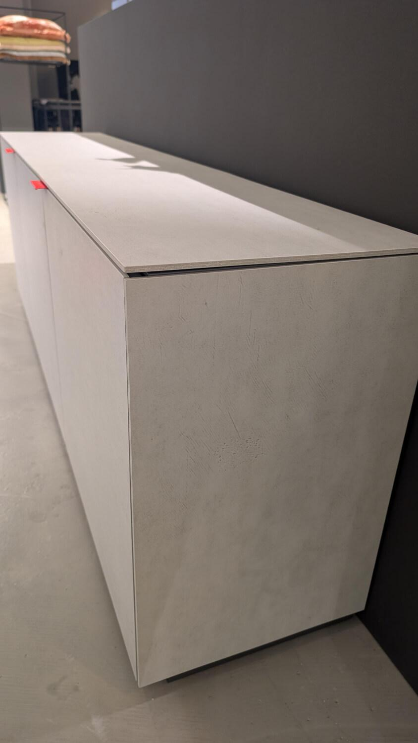 Kettnaker - Sideboard Soma Linoleum Betonoptik Griffe Neonrot Mit Glas Fachböden - 3