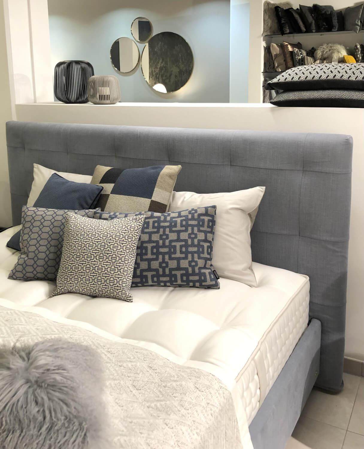Schramm - Boxspringbett Gala Rahmen 28M 3B Stoff Nils 440 Sky Grau Blau Kopfteil Quadro  Füße Eiche Wenge Inklusive 2 Matratzen Divina - 2