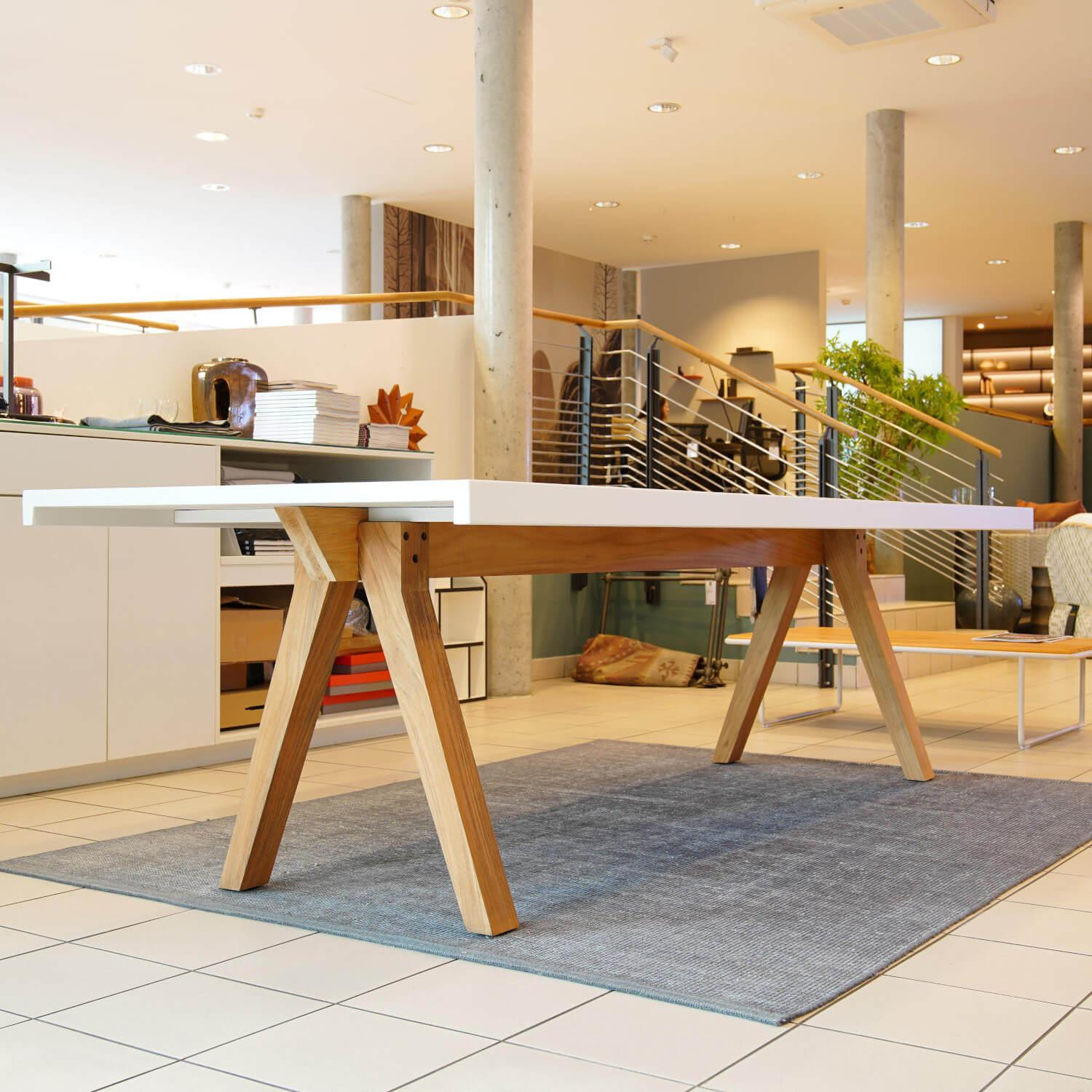Kettal - Tisch Vieques Mesa Platte Aluminium Bone 678 Weiß Füße Teakholz - 2