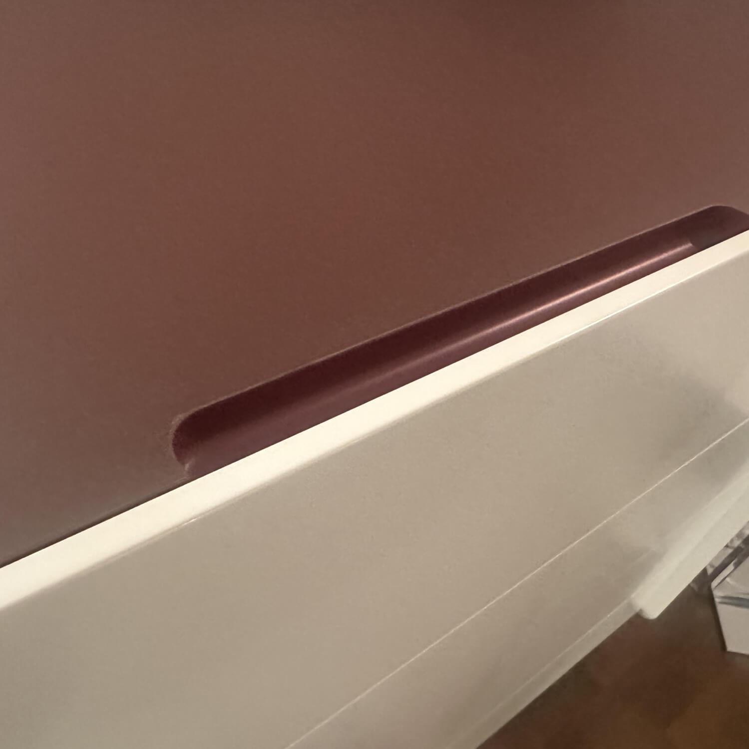 Christine Kröncke - Kommode You 46 Lack Pearl Weiß Matt Oberplatte Linoleum Braun Rot - 2