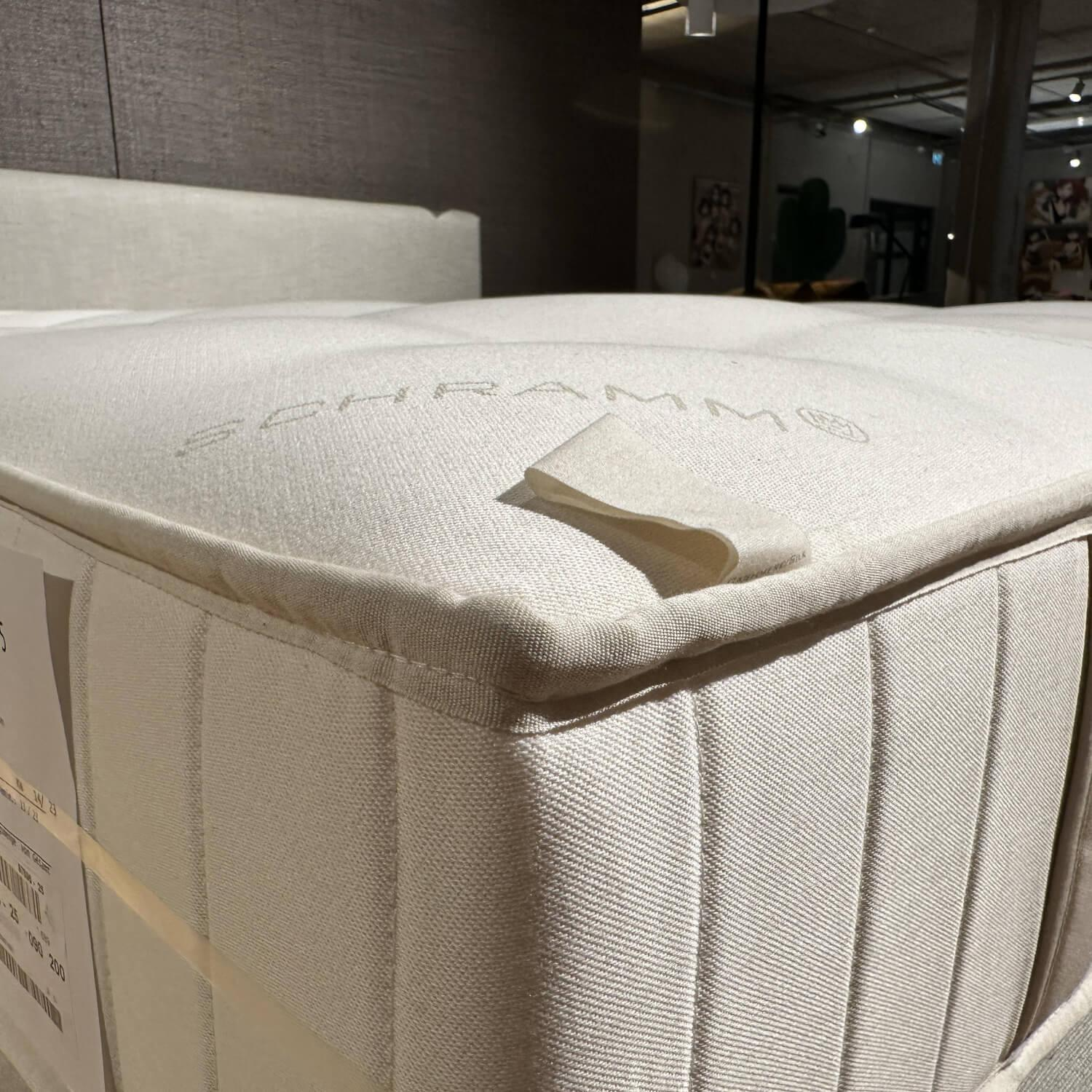 Schramm - Polsterbett Limited Cube 1923 Stoff Lino Lightgrey Zylinderfuß 10 Buche Schwarz - 4