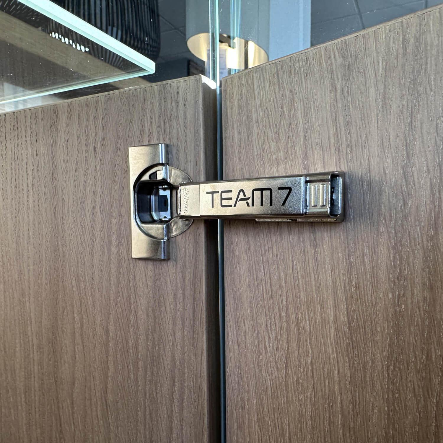 Team 7 - Vitrine Cubus 10 Farbglas Mittelgrau Eiche Weißöl Klappgriffe Edelstahl Mit LED Beleuchtung - 6