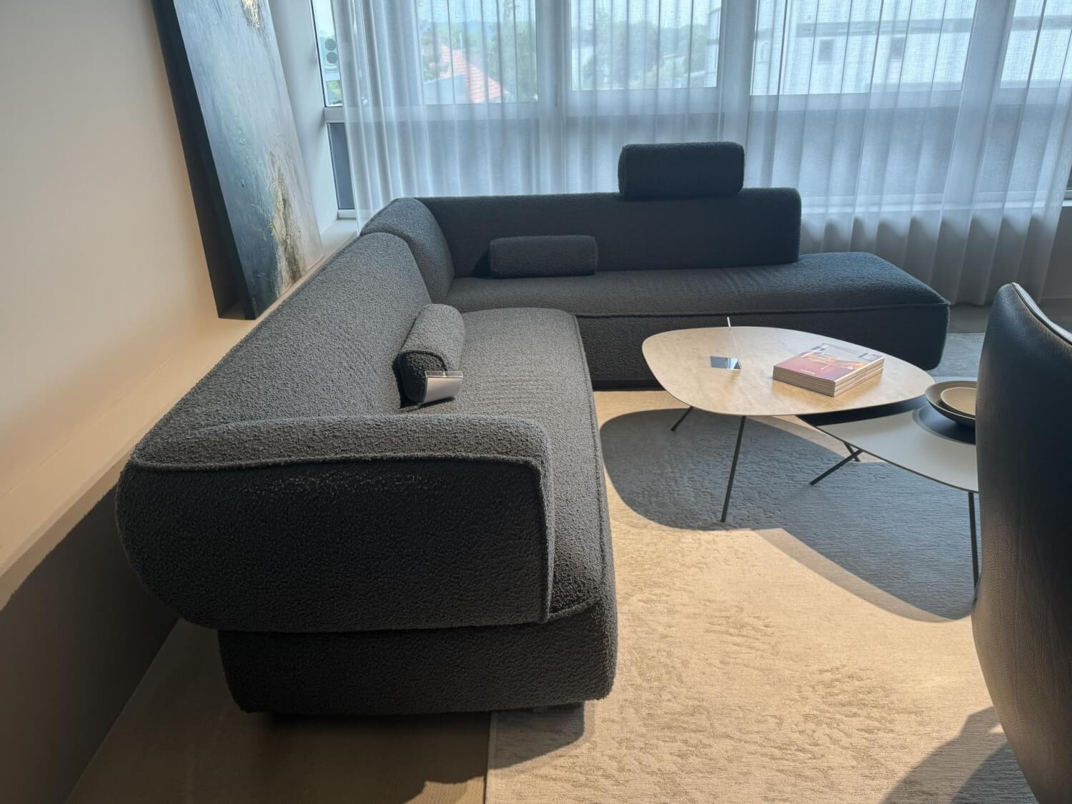 Leolux - Ecksofa Loya Stoff Bouclé 33618 Robou 18 Steel Grau Inklusive Kopfstütze Und Armrollenkissen - 2