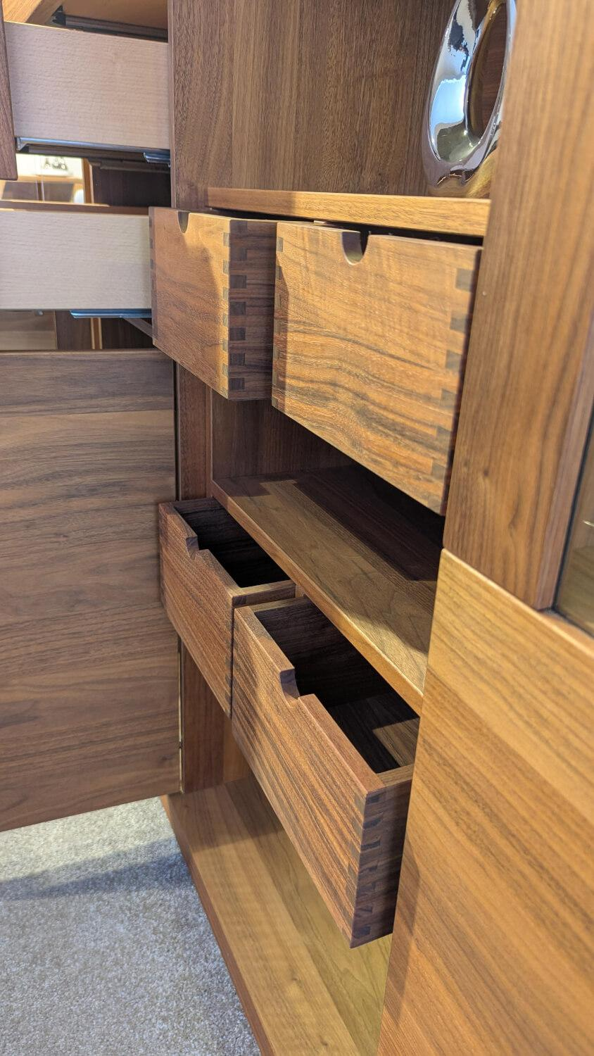 Venjakob - Highboard V Plus 6 0 Colorado Nussbaum Geölt Furniert Mit Spiegelrückwand Und Dekoschubkasten Inklusive Beleuchtung - 2