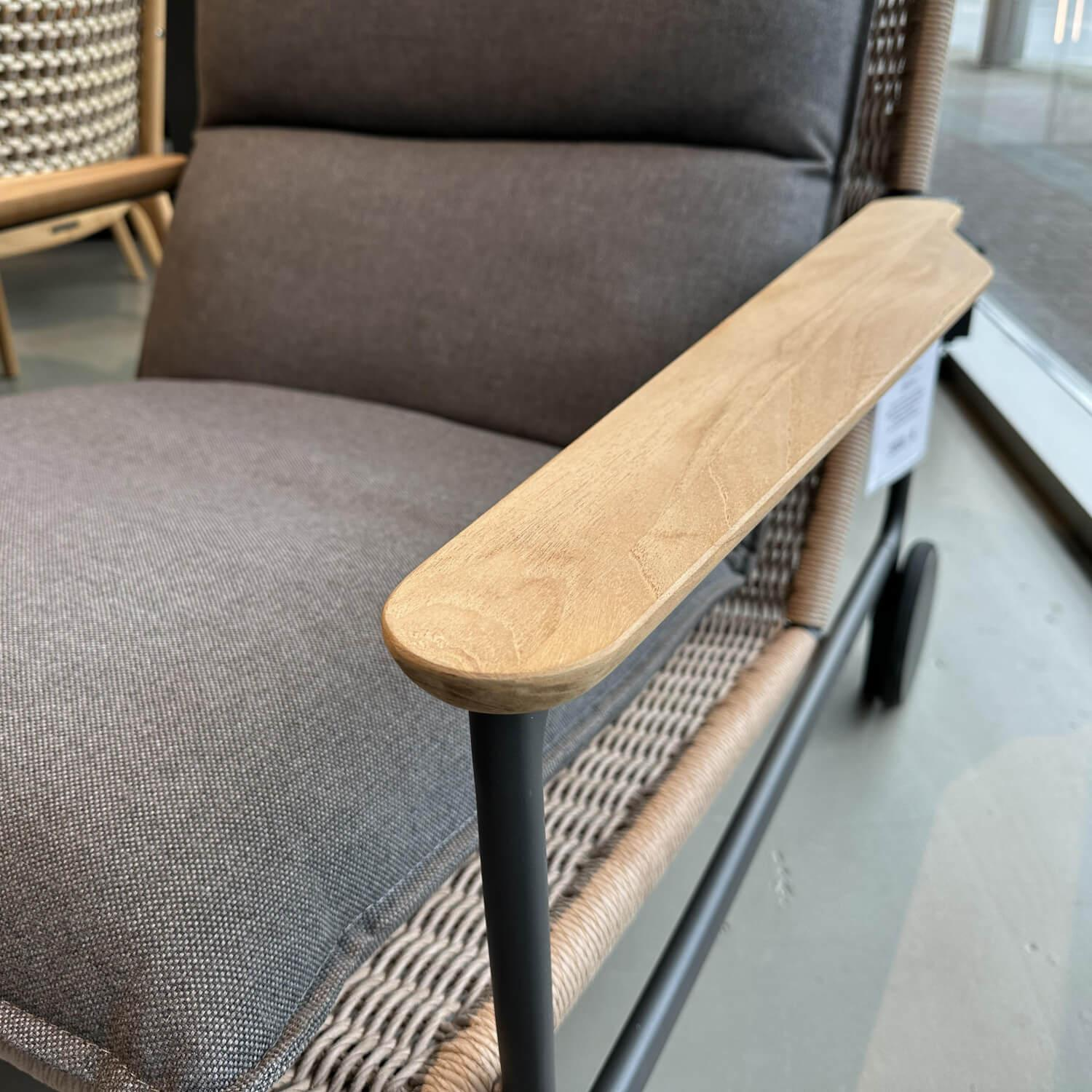 Gloster - Outdoor Loungesessel Zenith Geflecht Kunststoff Wheat Braun Gestell Aluminium Meteor Schwarz Pulverbeschichtet Mit Hocker - 3