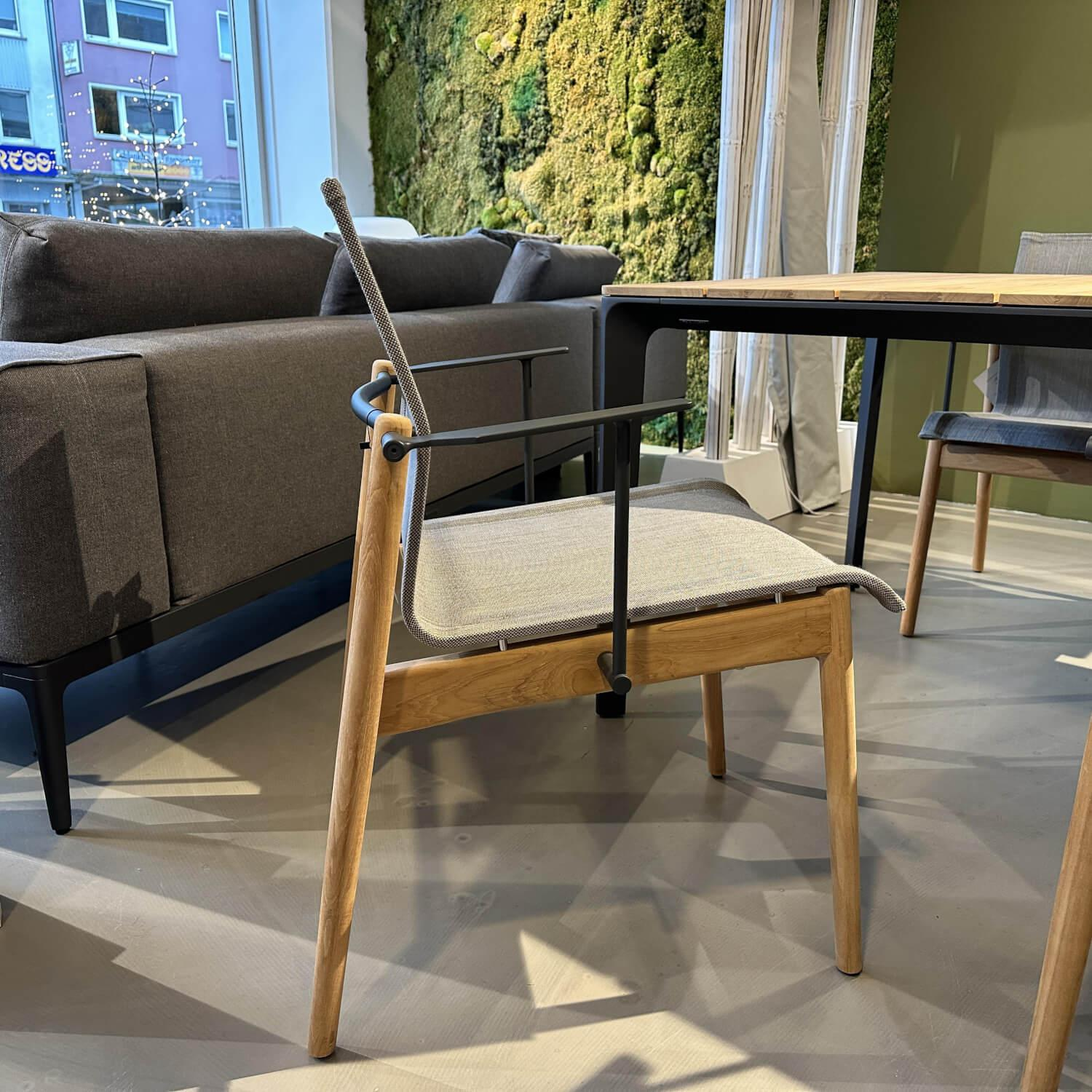 Gloster - Outdoor Essgruppe Carver Platte Teak Gestell Aluminium Meteor Schwarz Stuhl Sway Bespannung Ferrari Anthrazit - 7