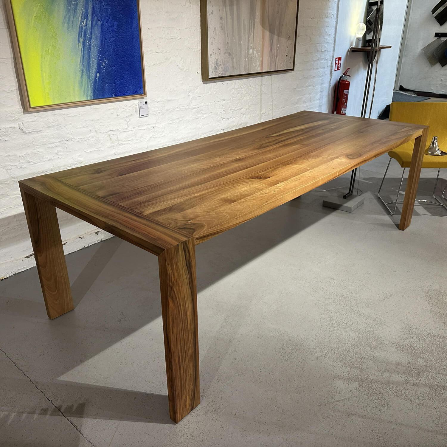 Ligne Roset - Dining Table Eaton Solid Walnut Oiled And Clear Lacquer Matt - 2