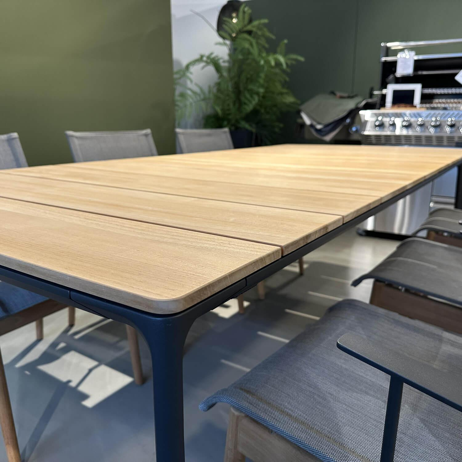 Gloster - Outdoor Essgruppe Carver Platte Teak Gestell Aluminium Meteor Schwarz Stuhl Sway Bespannung Ferrari Anthrazit - 8