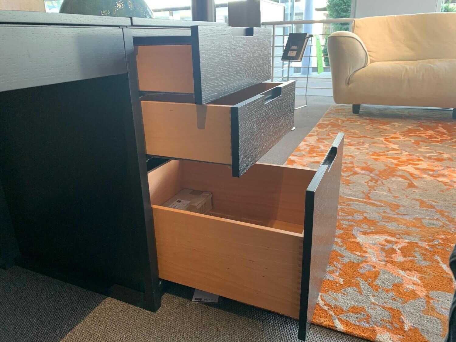 neue-wiener-werkst-C3-A4tte-arbeitsplatz-schreibtisch-oscar-eiche-schwarz-stuhl-figaro-leder-schwarz-412512946e07 Neue Wiener Werkstätte - Arbeitsplatz Schreibtisch Oscar Eiche Schwarz Stuhl Figaro Leder Schwarz - 4