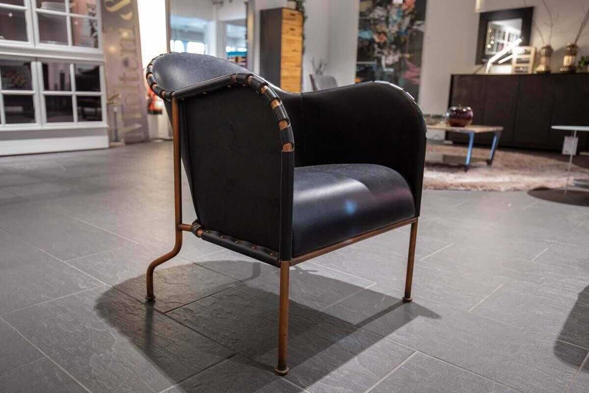 Sessel Bruno Easy Chair Leder Schwarz Gestell Kupfer