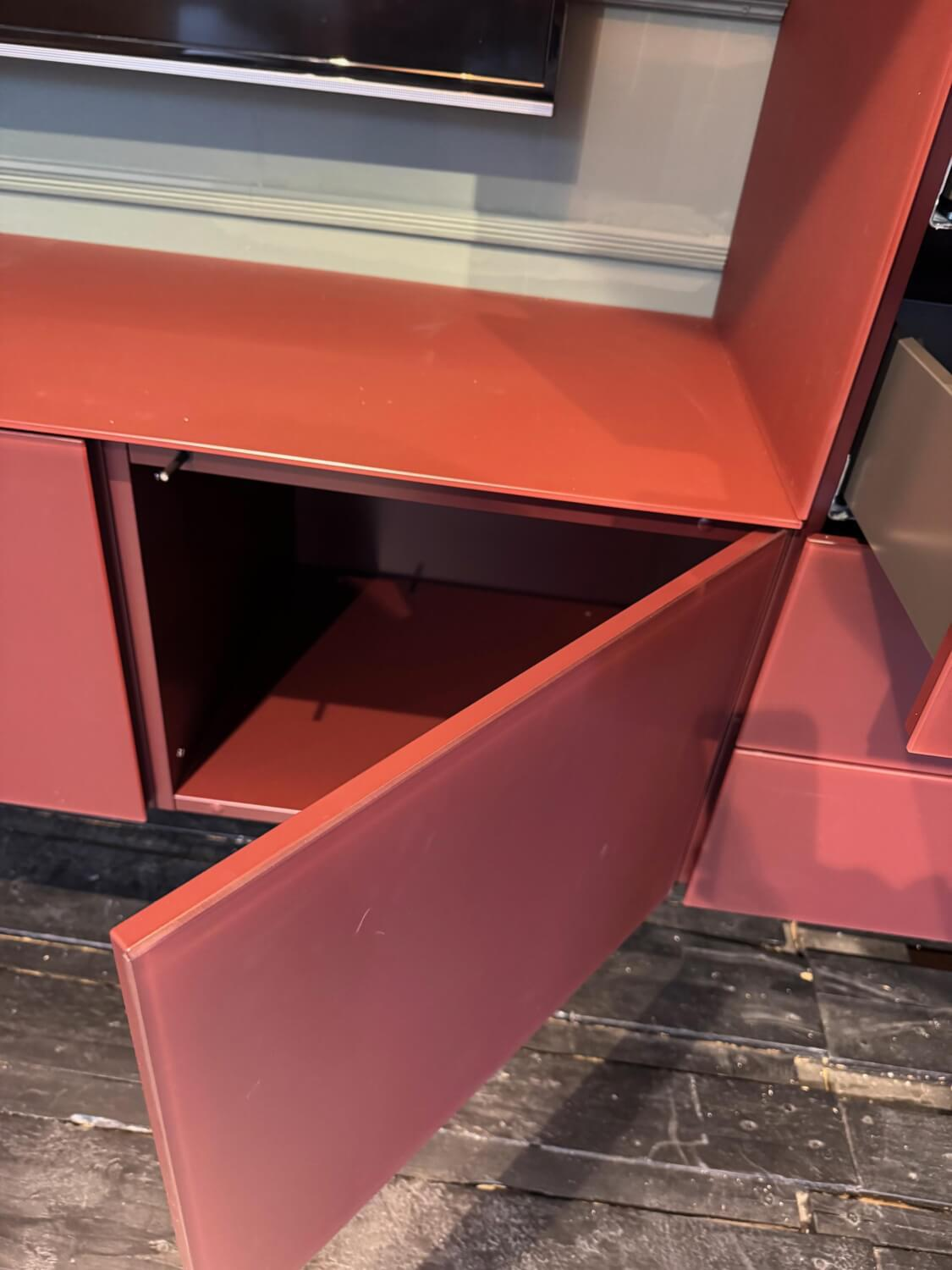 Kettnaker - Schrank Programm Soma Front Veloursglas Lack Beere Rot Korpus Beere Rot Abdeckplatte Weißglas Matt - 3