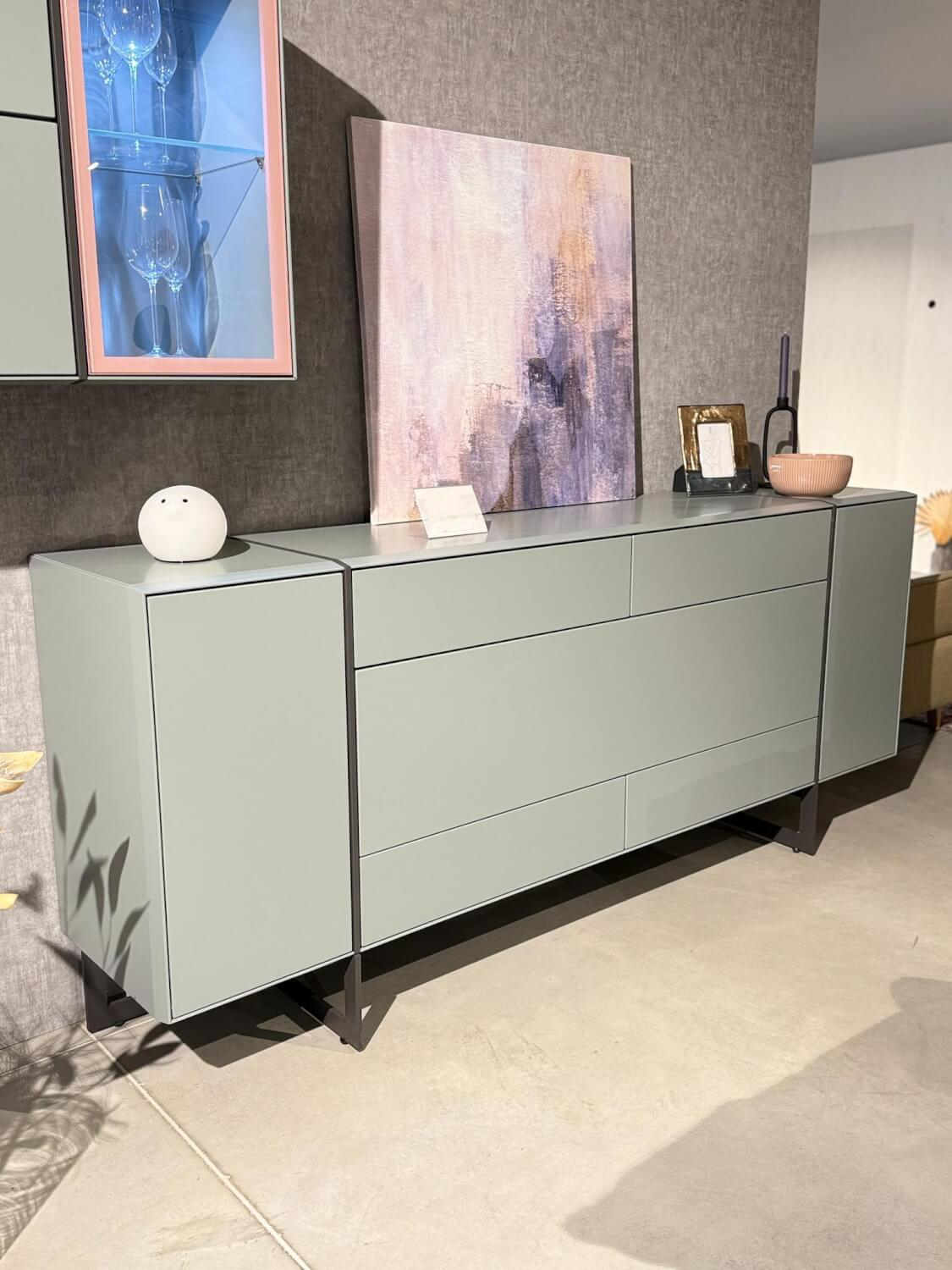 Hülsta - Sideboard Fonis green lacquer pink metal frame structured lacquer anthracite - 5